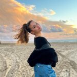 Sofie Dossi Instagram - whatcha doing today?🤍