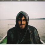 Georgina Amorós Instagram – En medio del Amazonas empezó a diluviar y se paró el motor. El día anterior habíamos visto caimanes y tarántulas. Diegui me dijo que ese viaje era lo más aventurero que haríamos. Aunque yo con él me da igual estar parada en un flotador rodeada de caimanes y pirañas. 🐊🦥