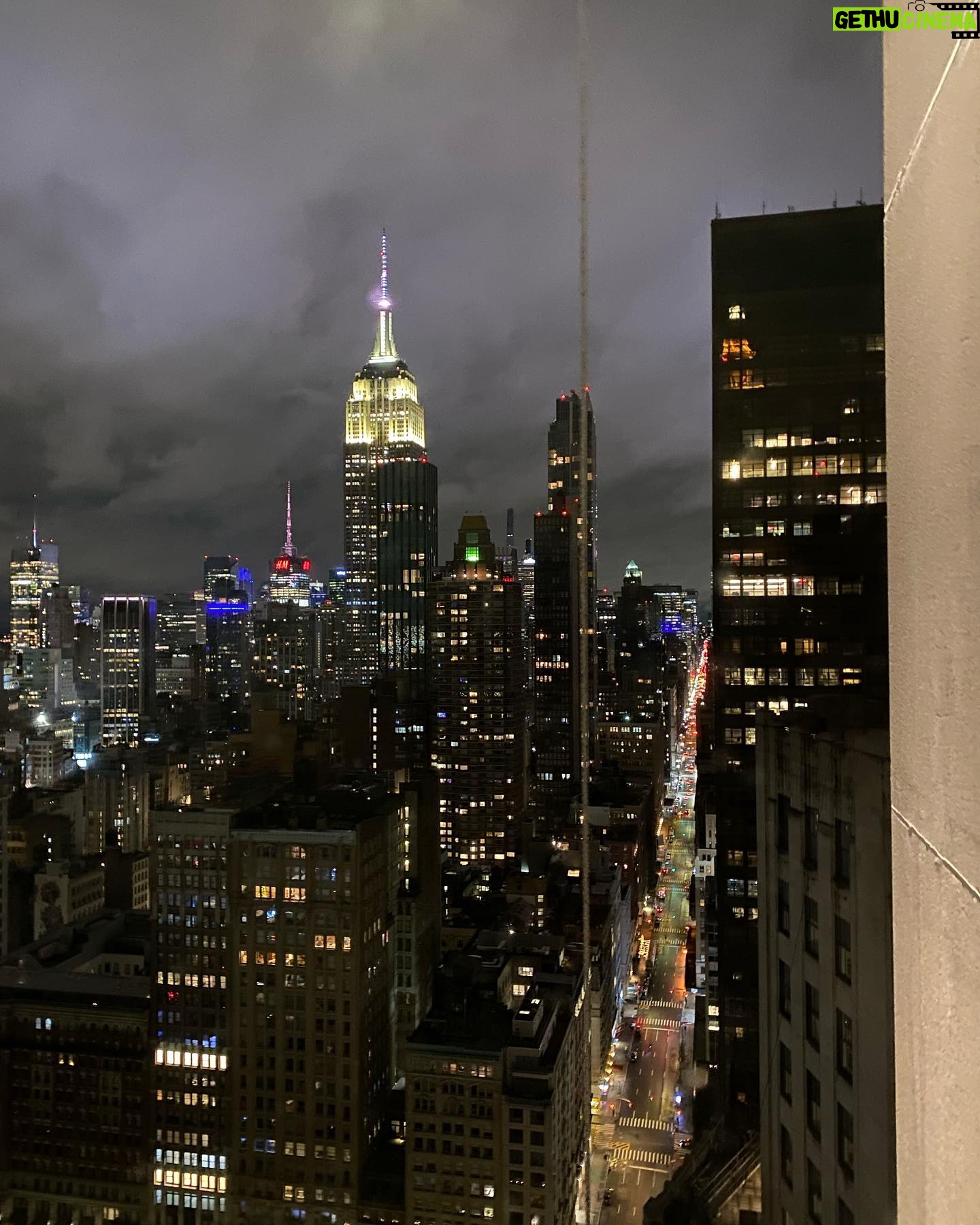 Nicola Coughlan Instagram - 🎄MiniHol NY 🍎
Thank you @editionnewyork for having us in your comfy beds
Thank you @aerlingus for getting us there in style
Thank you @suttonstracke for when I shouted at you “Jealous of what?!” You responded “your ugly leather shoes”❤️