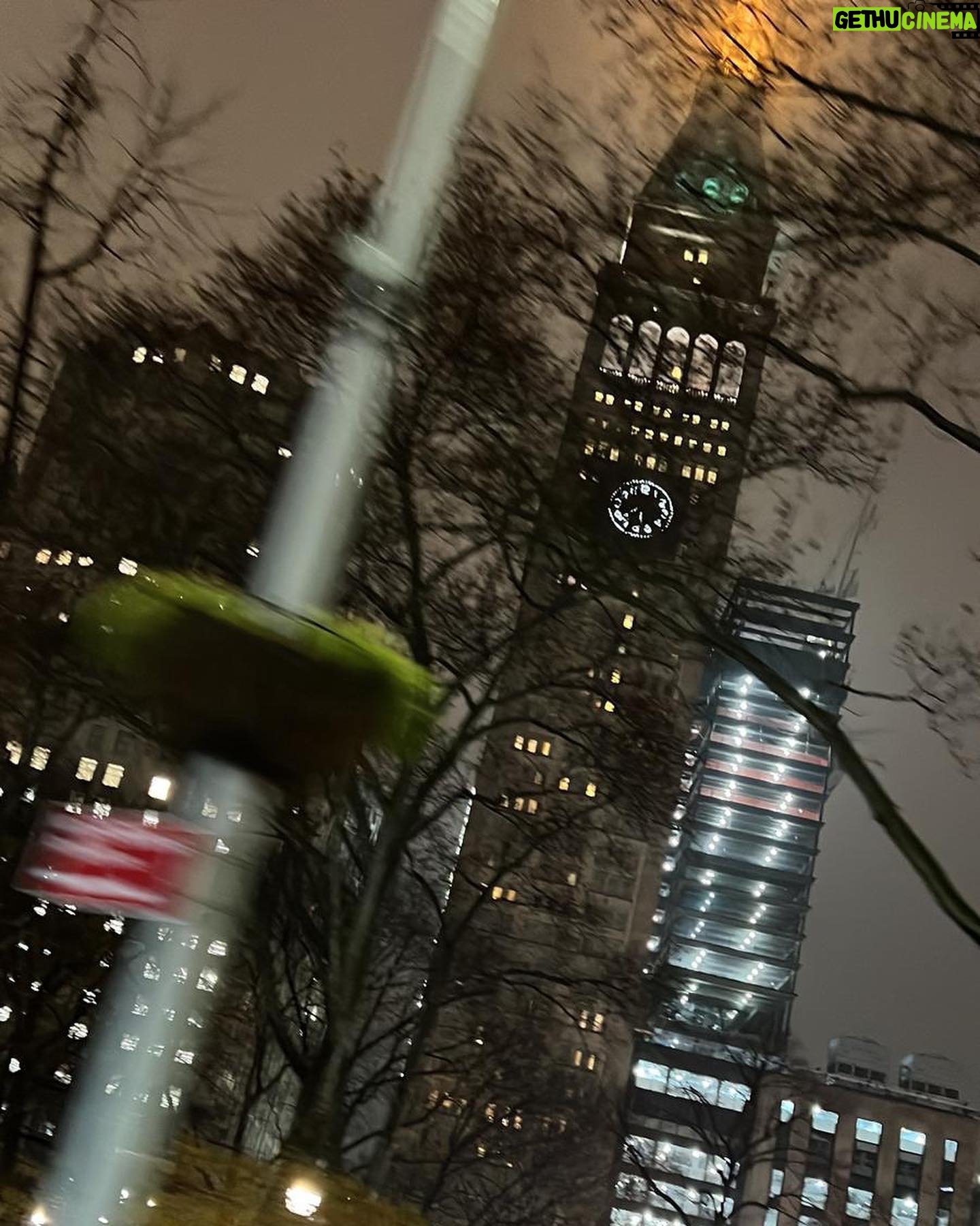 Nicola Coughlan Instagram - 🎄MiniHol NY 🍎
Thank you @editionnewyork for having us in your comfy beds
Thank you @aerlingus for getting us there in style
Thank you @suttonstracke for when I shouted at you “Jealous of what?!” You responded “your ugly leather shoes”❤️
