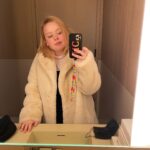 Nicola Coughlan Instagram - 🎄MiniHol NY 🍎 

Thank you @editionnewyork for having us in your comfy beds 
Thank you @aerlingus for getting us there in style
Thank you @suttonstracke for when I shouted at you “Jealous of what?!” You responded “your ugly leather shoes”❤️