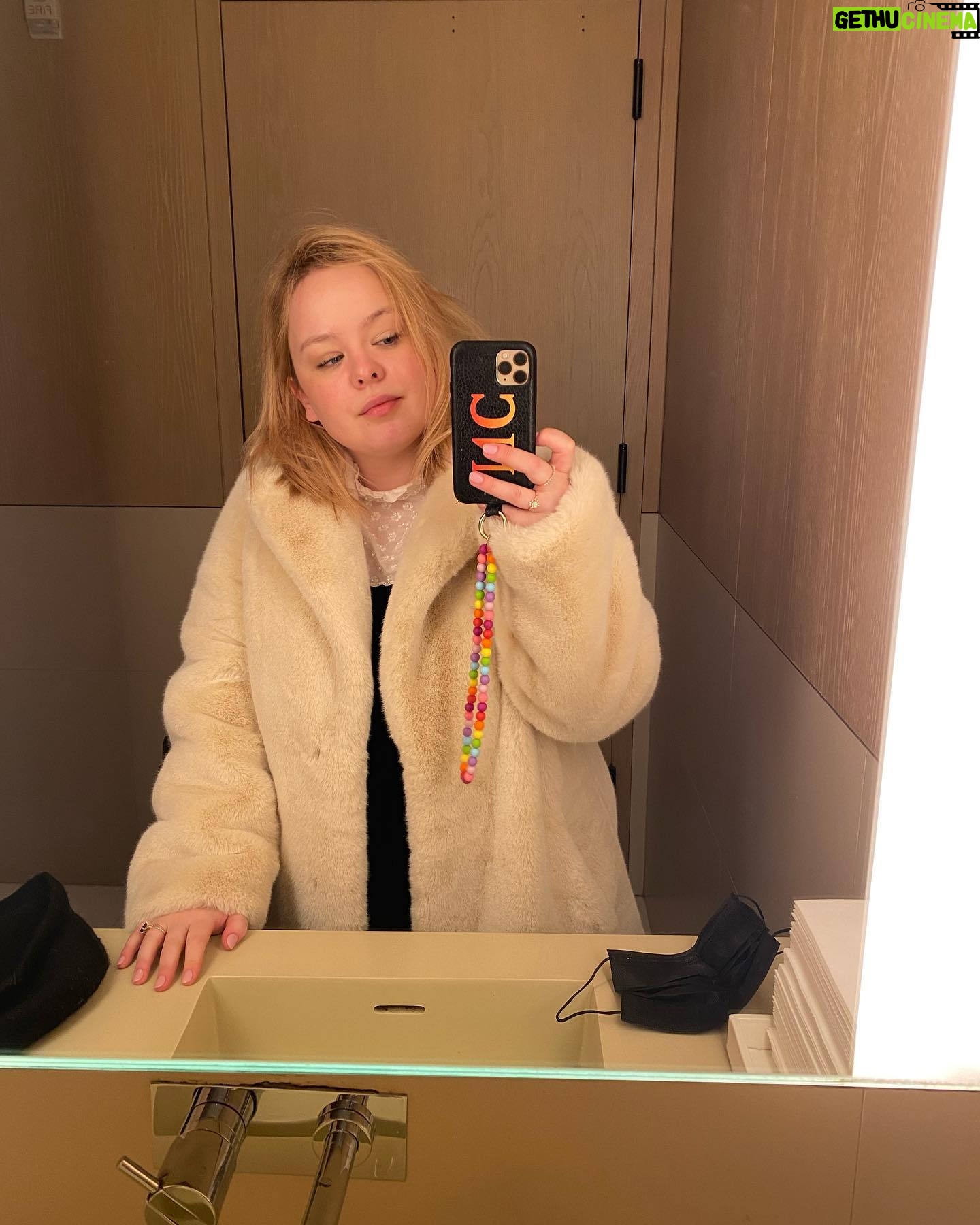 Nicola Coughlan Instagram - 🎄MiniHol NY 🍎
Thank you @editionnewyork for having us in your comfy beds
Thank you @aerlingus for getting us there in style
Thank you @suttonstracke for when I shouted at you “Jealous of what?!” You responded “your ugly leather shoes”❤️