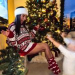 Stéphanie Durant Instagram - J-2 avant Noël 🎄 
Qui est aussi excité que moi ? Mais qui est aussi comme moi, et qui n’a toujours pas fini ses cadeaux ? 🙊 Je comprends pas pourquoi je fais ça chaque année 🤣

Pull   chaussettes @tezenisofficial 🧡