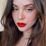 Sheryl Rubio Instagram - Probando el nuevo blush verde que me vino en mi cajita @boxycharm! Aquí les dejo un maquillaje lindo y rápido para estas navidades! 

Blush: @youthforia 
Red Lipstick: @fentybeauty 
Eyeshadow palette #1: @mallybeauty 
Eyeshadow palette #2: @dominiquecosmetics 
Highlighter: @anastasiabeverlyhills 
Blurring effect powder: @realhermakeup