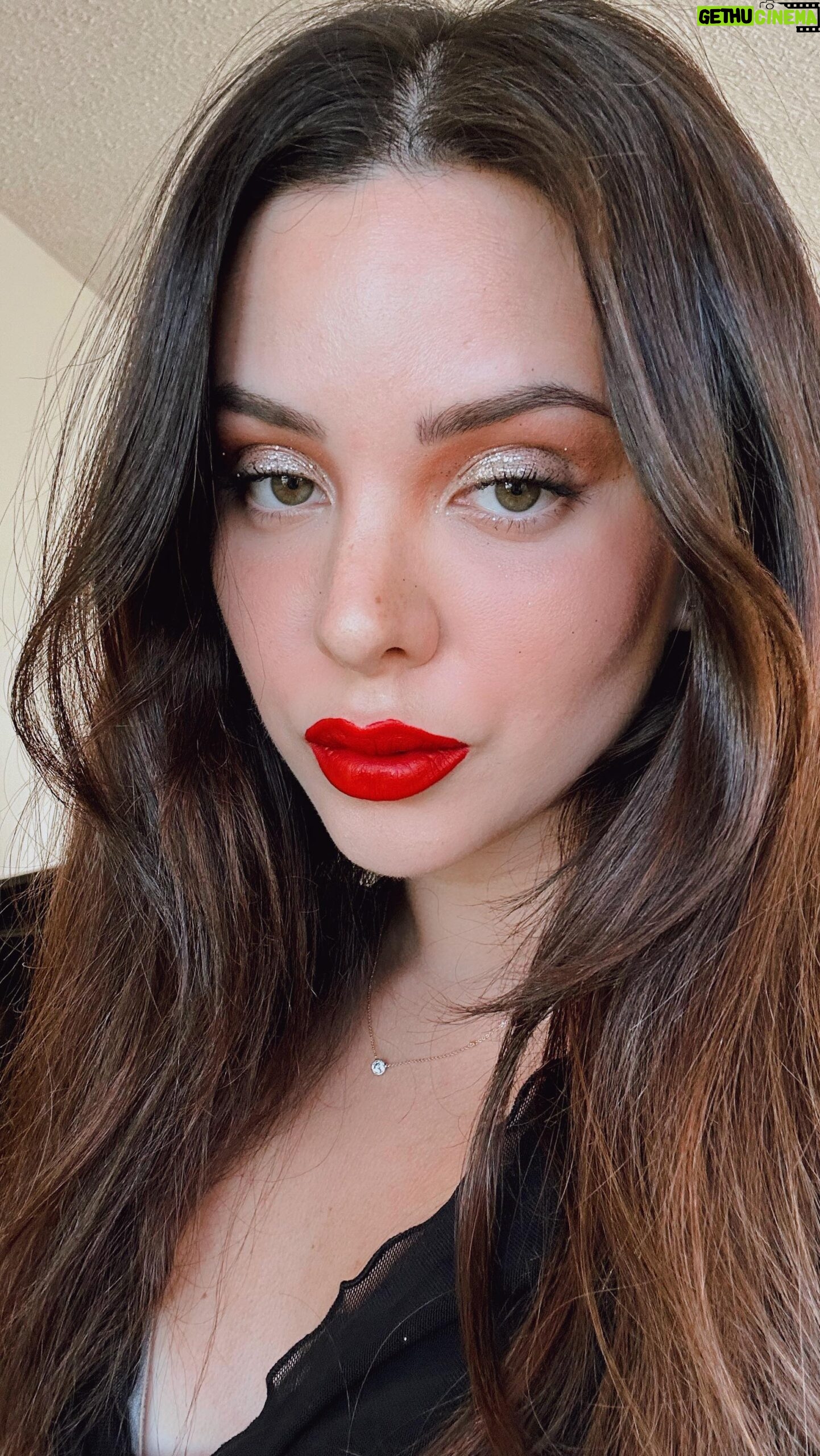 Sheryl Rubio Instagram - Probando el nuevo blush verde que me vino en mi cajita @boxycharm! Aquí les dejo un maquillaje lindo y rápido para estas navidades!
Blush: @youthforia
Red Lipstick: @fentybeauty
Eyeshadow palette #1: @mallybeauty
Eyeshadow palette #2: @dominiquecosmetics
Highlighter: @anastasiabeverlyhills
Blurring effect powder: @realhermakeup