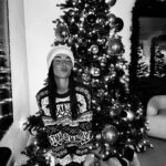 Stéphanie Durant Instagram – J-2 avant Noël 🎄 
Qui est aussi excité que moi ? Mais qui est aussi comme moi, et qui n’a toujours pas fini ses cadeaux ? 🙊 Je comprends pas pourquoi je fais ça chaque année 🤣

Pull   chaussettes @tezenisofficial 🧡