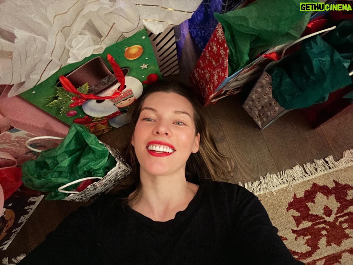 Milla Jovovich Instagram - Happy Holidays from our family to you all! We’re so lucky to be taking a winter break so the cast and crew of my new film IN THE LOST LANDS can see their families and just rest from the crazy schedule we’ve been keeping. They have worked so hard to make our movie as amazing as possible and I can’t tell you how much i see and appreciate their hard work. We’ll finish the movie after the new year, but till then, it’s family time and just enjoying some time off to appreciate our loved ones. I send you all so much love and I truly hope this New Year brings us all closer to everything we wish and pray for. Xo m❤️❤️❤️ p.s. thank you so much @loratelier for my gorgeous gold chain necklace!! It’s what I really wanted for my vanity on Christmas😂🙏