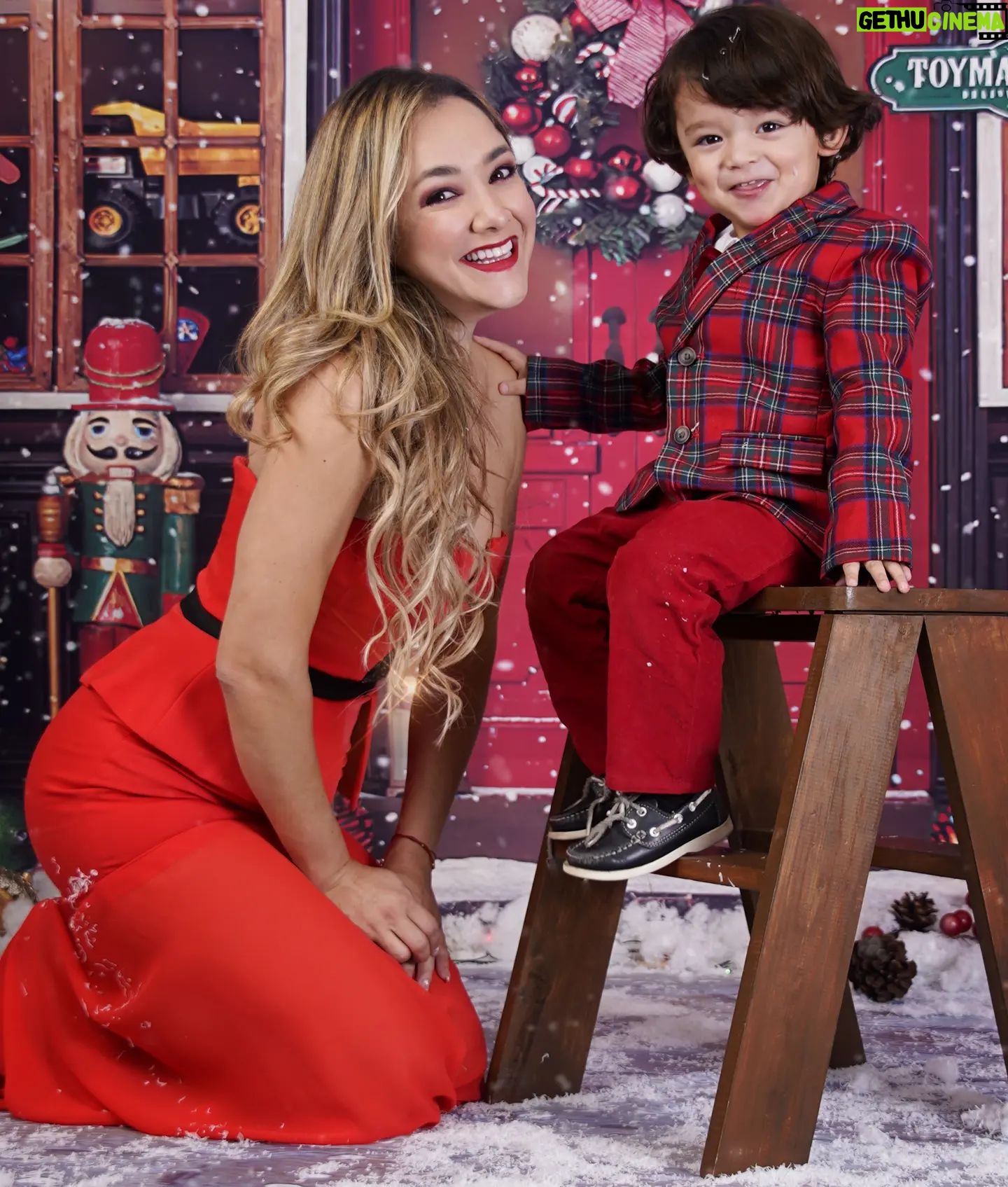Sherlyn - 50K Likes - Gratitud y mucho amor!
Feliz navidad familia
📸 @pamelakaim_photography