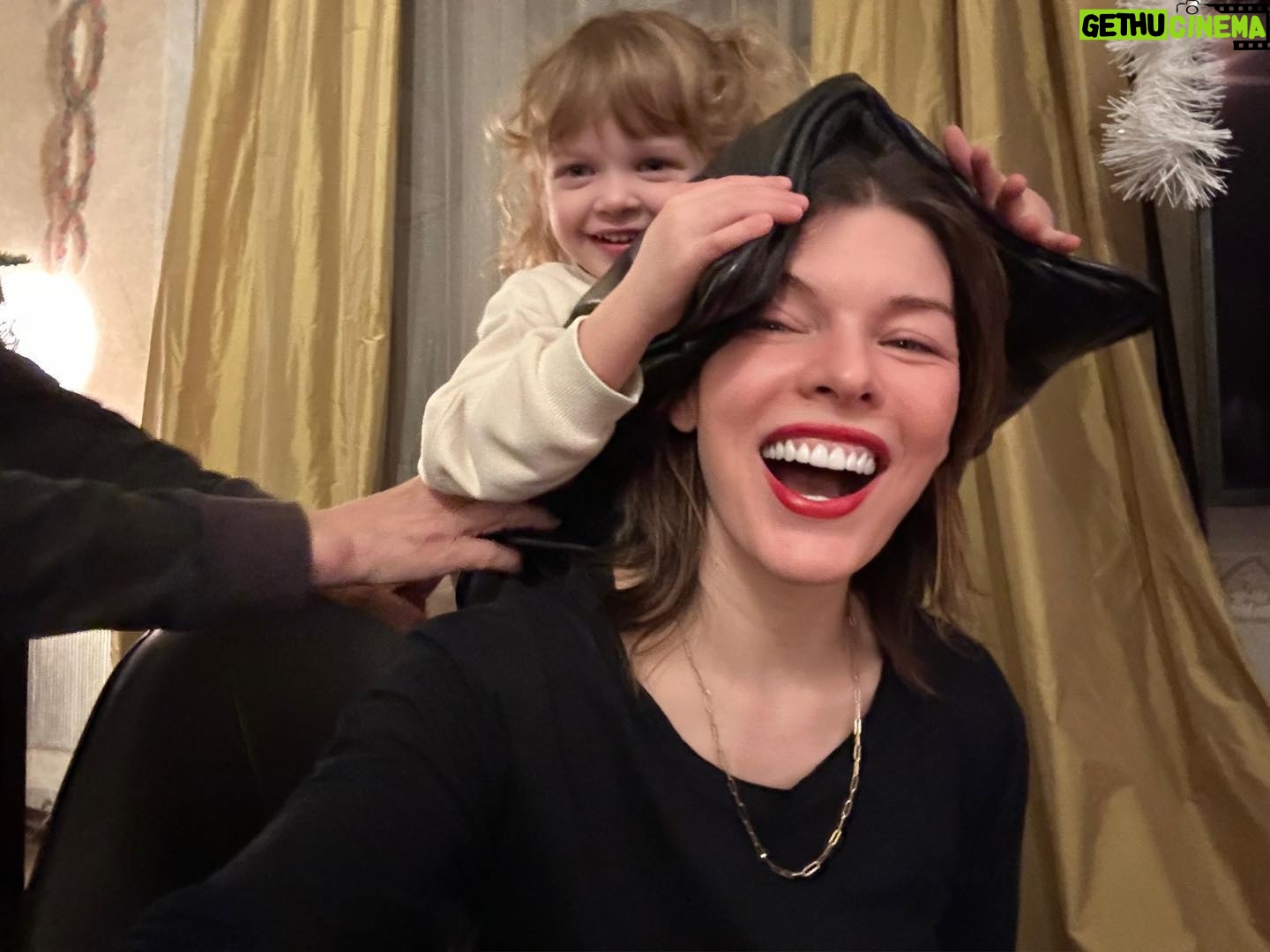 Milla Jovovich Instagram - Happy Holidays from our family to you all! We’re so lucky to be taking a winter break so the cast and crew of my new film IN THE LOST LANDS can see their families and just rest from the crazy schedule we’ve been keeping. They have worked so hard to make our movie as amazing as possible and I can’t tell you how much i see and appreciate their hard work. We’ll finish the movie after the new year, but till then, it’s family time and just enjoying some time off to appreciate our loved ones. I send you all so much love and I truly hope this New Year brings us all closer to everything we wish and pray for. Xo m❤️❤️❤️ p.s. thank you so much @loratelier for my gorgeous gold chain necklace!! It’s what I really wanted for my vanity on Christmas😂🙏