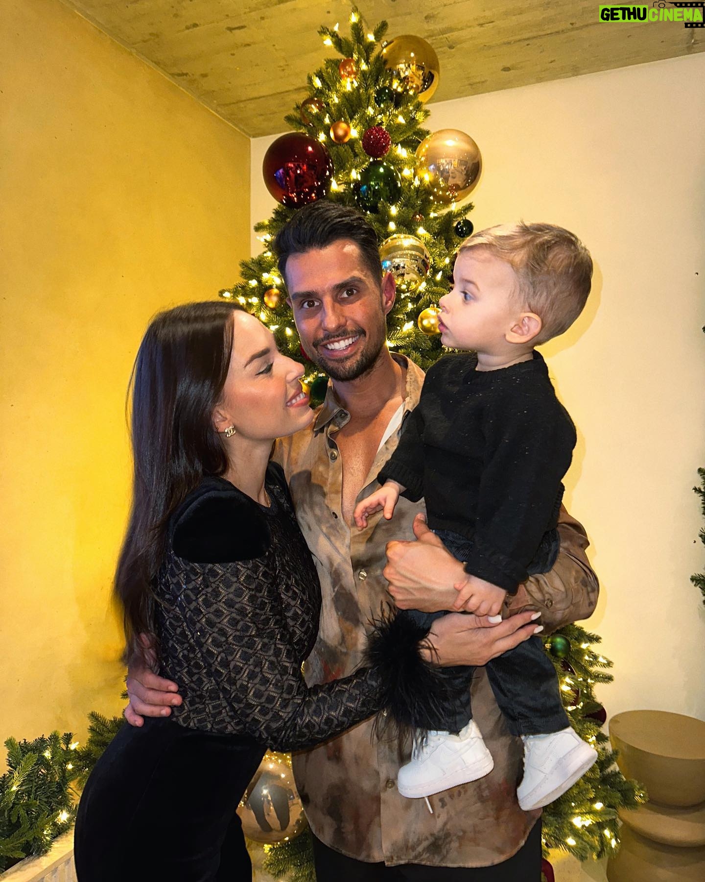 Stéphanie Durant Instagram - Christmas 2022.🎄💛 De l’amour encore et encore ✨
J’espère que vous avez passé de bonnes fêtes 🧡 Next : jour de l’an au ski pour notre mini lune de miel 🎿💛