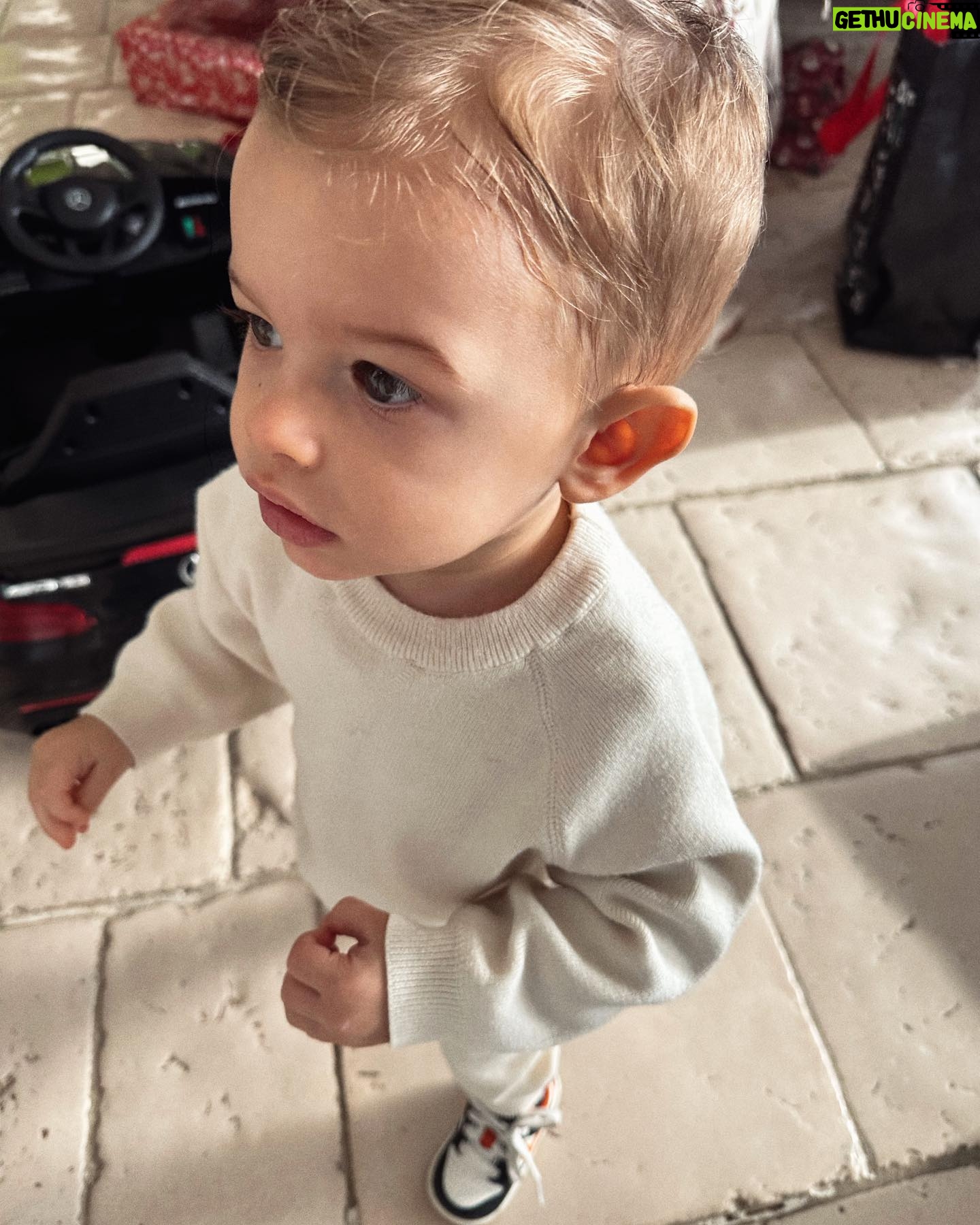 Stéphanie Durant Instagram - Christmas 2022.🎄💛 De l’amour encore et encore ✨
J’espère que vous avez passé de bonnes fêtes 🧡 Next : jour de l’an au ski pour notre mini lune de miel 🎿💛
