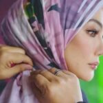 Erra Fazira Instagram - Sempena tahun BARU, semangat BARU, feel BARU, look BARU... @heyrrahq kini tampil dgn koleksi BARU!!! 😍🥰
.
Apa lagi  yg BARU?? 
💖 Material BARU ~ menggunakan Chiffon Georgett
💖 Size 45"
💖 Warna lebih BOLD dan VIBRANT
💖 Kotak BARU 
.

Macamana nak dapatkan? 
uolz bole dapatkan di SHOPPEE~ Erra Fazira Official Shop.. 

ATAU 

Whatsapp 
0193554500
0133301240