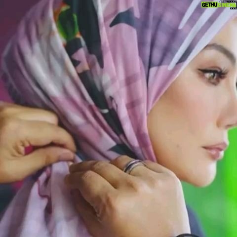 Erra Fazira Instagram - Sempena tahun BARU, semangat BARU, feel BARU, look BARU... @heyrrahq kini tampil dgn koleksi BARU!!! 😍🥰
.
Apa lagi yg BARU??
💖 Material BARU ~ menggunakan Chiffon Georgett
💖 Size 45"
💖 Warna lebih BOLD dan VIBRANT
💖 Kotak BARU
.
Macamana nak dapatkan?
uolz bole dapatkan di SHOPPEE~ Erra Fazira Official Shop..
ATAU
Whatsapp
0193554500
0133301240