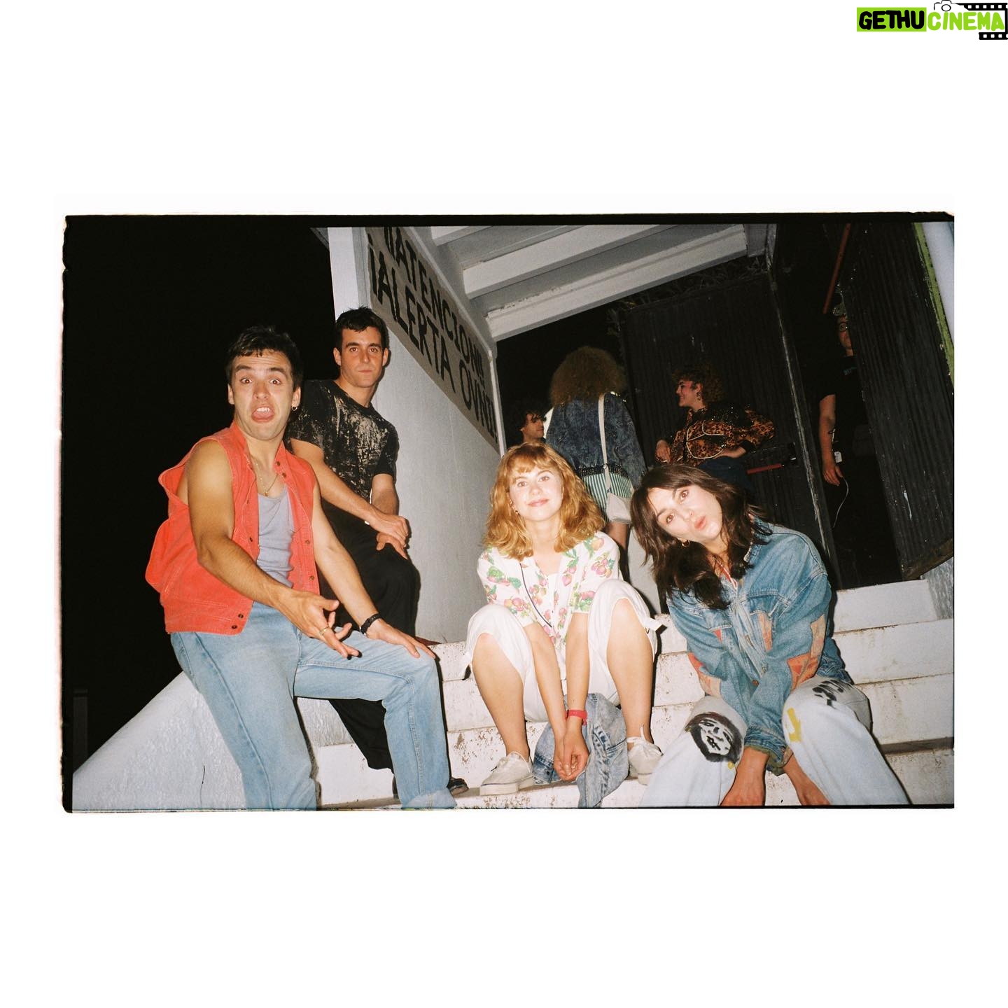 Claudia Salas Instagram - Barraca, 1981.
Dónde empieza y termina todo.
GRACIAS, GRACIAS, GRACIAS por este viaje sin tiempo en el tiempo.
Ya tenéis disponible la temporada completa de @larutaserie en @atresplayer ojalá la disfrutéis tanto o más que nosotros construyéndola.
Hasta siempre Antonia.
🦇
@caballofilms
@laia_lluch 📸