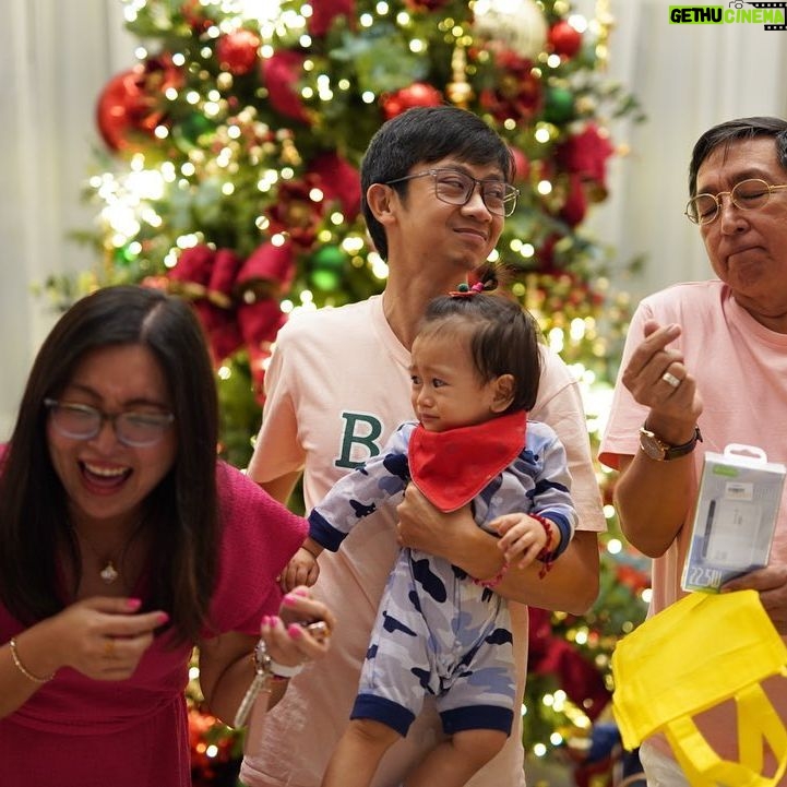 Maine Mendoza Instagram - Going into 2023 with the biggest smiles and brightest cheer. Happy New Year from the Mendozas! ✨