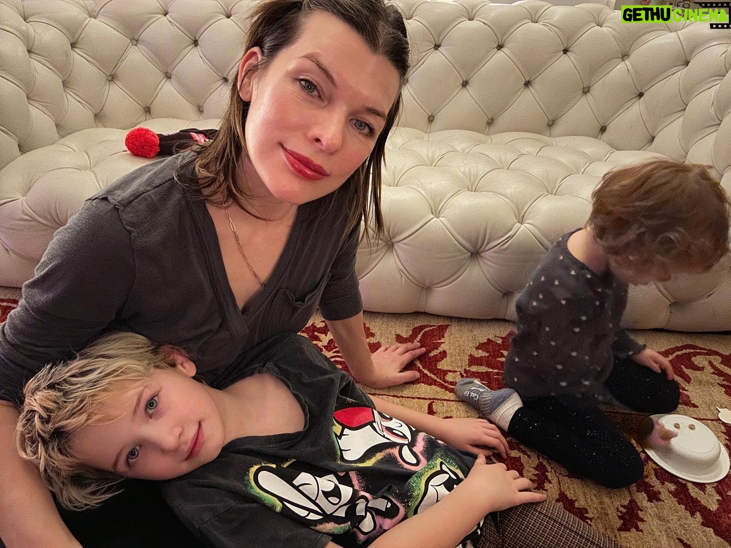 Milla Jovovich Instagram - Happy New Year from the Andersons! This post goes back in time of our epic New Year’s Day. It starts with a hard won family photo where almost everyone is in focus. Before that I made dinner in our hotel using a one burner hot plate (half the food was pretty lukewarm but still delicious). I made my mom’s famous fried potatoes which is always a hit with the kids, but also some gorgeous asparagus and trumpet mushrooms fresh from the farmers market here in Krakow. I even have my super Eastern European wire rack where I keep the veggies☺️. And of course this morning started with an epic New Years trip to the laundromat which though not very glamorous, was extremely necessary😂. I’m sending so much love to everyone and I hope this New Year brings us all health, love and patience for ourselves and others. Ok, it’s time to put the baby down. Have an amazing night everyone!🍾🎆🎊🎉🎈xo m❤️