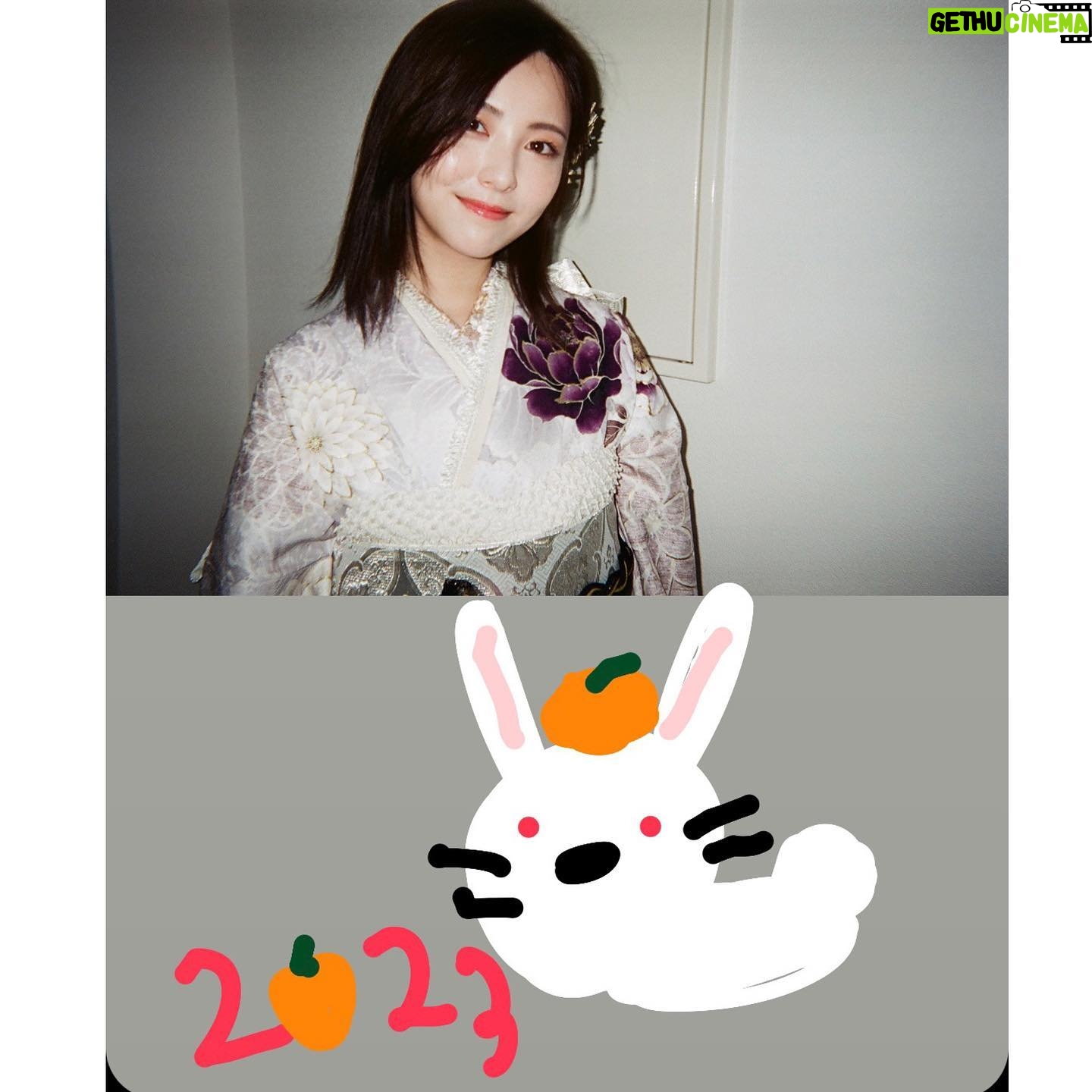 Minami Hamabe - 439.1K Likes - あけまして
おめでとうございます🥬
2023年も無事に迎えることができ心から幸せです🥬
年末のまったり静かな時間の流れに身を任せていたら、あっという間に2023年が始まりました
もう少しだけ、このまま力を抜いて過ごし、『らんまん』の撮影を始め、映画『金の国水の国』『シン・仮面ライダー』の番宣等々に向けて気合いを入れたいとは思っています🥬
一旦、このお正月に目一杯気持ちの整理や余裕、体力も養い、蓄えておきたいと思います…
2023年の目標は1つ自分の中であるのですが、敢えて今年は書かずに、目標達成を目指して静かに駆け抜けます🥬🥬
でも第一は心と体の健康ですね🥬
2023年、願わくば、年に何度か痛む腰痛が良くなりますように…
そして最近悪化しつつある頭痛も落ち着きますように…
1ヶ月前から痛めて治らない右足首の捻った痛みも治りますように…
とここに念を込めておきます。
昨年も大変お世話になりました。
2023年もたくさん笑って健やかに過ごせますように。
皆様、本年もどうぞよろしくお願いいたします🥬