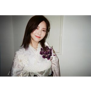Minami Hamabe Instagram - あけまして
おめでとうございます🥬
2023年も無事に迎えることができ心から幸せです🥬

年末のまったり静かな時間の流れに身を任せていたら、あっという間に2023年が始まりました
もう少しだけ、このまま力を抜いて過ごし、『らんまん』の撮影を始め、映画『金の国水の国』『シン・仮面ライダー』の番宣等々に向けて気合いを入れたいとは思っています🥬
一旦、このお正月に目一杯気持ちの整理や余裕、体力も養い、蓄えておきたいと思います…

2023年の目標は1つ自分の中であるのですが、敢えて今年は書かずに、目標達成を目指して静かに駆け抜けます🥬🥬
でも第一は心と体の健康ですね🥬

2023年、願わくば、年に何度か痛む腰痛が良くなりますように…
そして最近悪化しつつある頭痛も落ち着きますように…
１ヶ月前から痛めて治らない右足首の捻った痛みも治りますように…
とここに念を込めておきます。

昨年も大変お世話になりました。
2023年もたくさん笑って健やかに過ごせますように。
皆様、本年もどうぞよろしくお願いいたします🥬