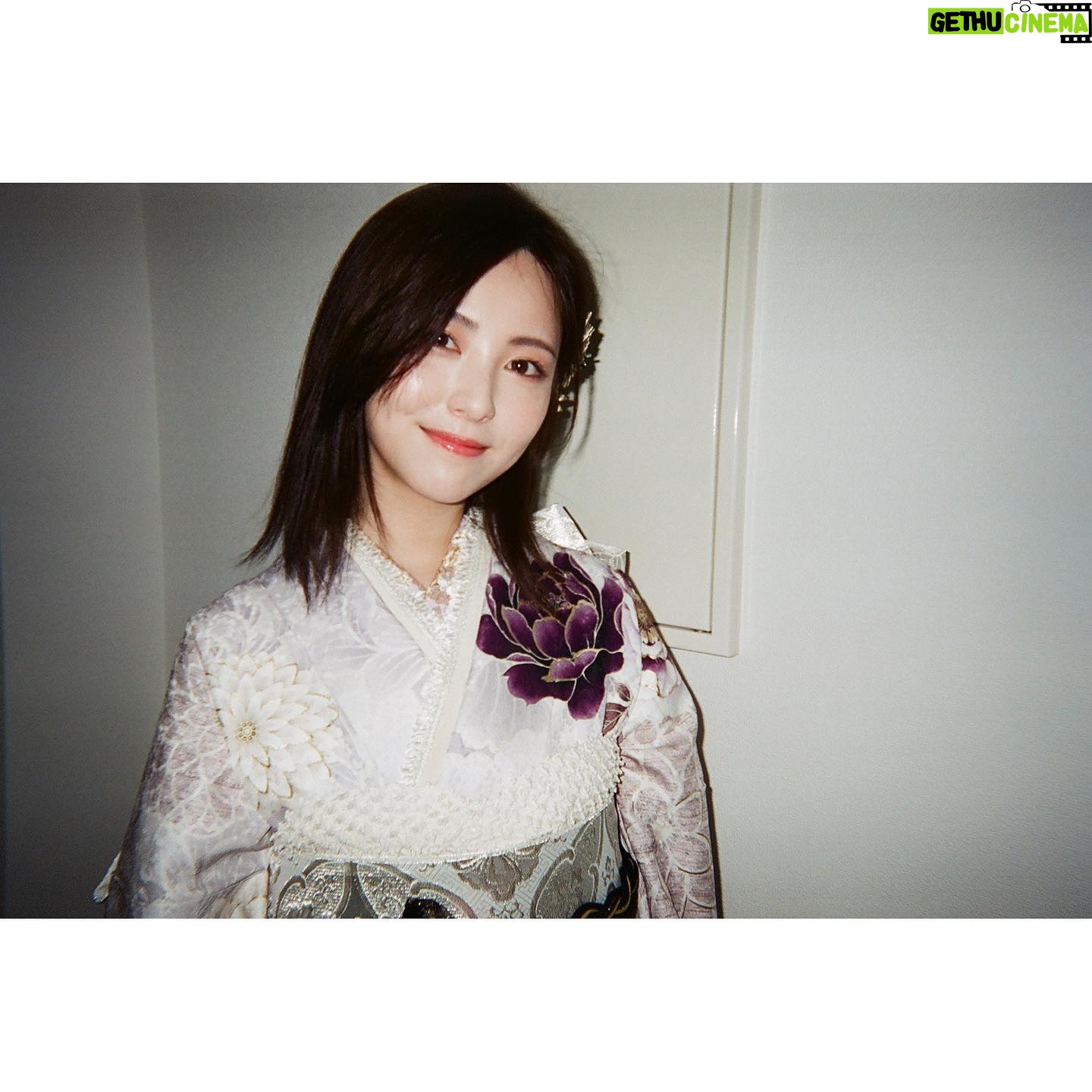 Minami Hamabe - 439.1K Likes - あけまして
おめでとうございます🥬
2023年も無事に迎えることができ心から幸せです🥬
年末のまったり静かな時間の流れに身を任せていたら、あっという間に2023年が始まりました
もう少しだけ、このまま力を抜いて過ごし、『らんまん』の撮影を始め、映画『金の国水の国』『シン・仮面ライダー』の番宣等々に向けて気合いを入れたいとは思っています🥬
一旦、このお正月に目一杯気持ちの整理や余裕、体力も養い、蓄えておきたいと思います…
2023年の目標は1つ自分の中であるのですが、敢えて今年は書かずに、目標達成を目指して静かに駆け抜けます🥬🥬
でも第一は心と体の健康ですね🥬
2023年、願わくば、年に何度か痛む腰痛が良くなりますように…
そして最近悪化しつつある頭痛も落ち着きますように…
1ヶ月前から痛めて治らない右足首の捻った痛みも治りますように…
とここに念を込めておきます。
昨年も大変お世話になりました。
2023年もたくさん笑って健やかに過ごせますように。
皆様、本年もどうぞよろしくお願いいたします🥬