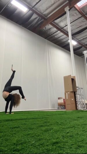 Sofie Dossi Instagram - Throwing knives with my feet today 🥰🔪