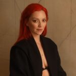 Regina Blandón Instagram - Mi último post fue hace años y con filtro de perro, así que subo esta que me tomó @jsotofuentes porque la peli por la que me pinté el pelo fosforescente #fosfofosfo se estrena prontísimo: #MaquíllameOtraVez de @fabula_prod ópera prima de Guillermo Calderón. Wooohooo (todas las vueltas que le di nomás para postear una foto que me gusta jajajaja).
H&MU: @davosthebane