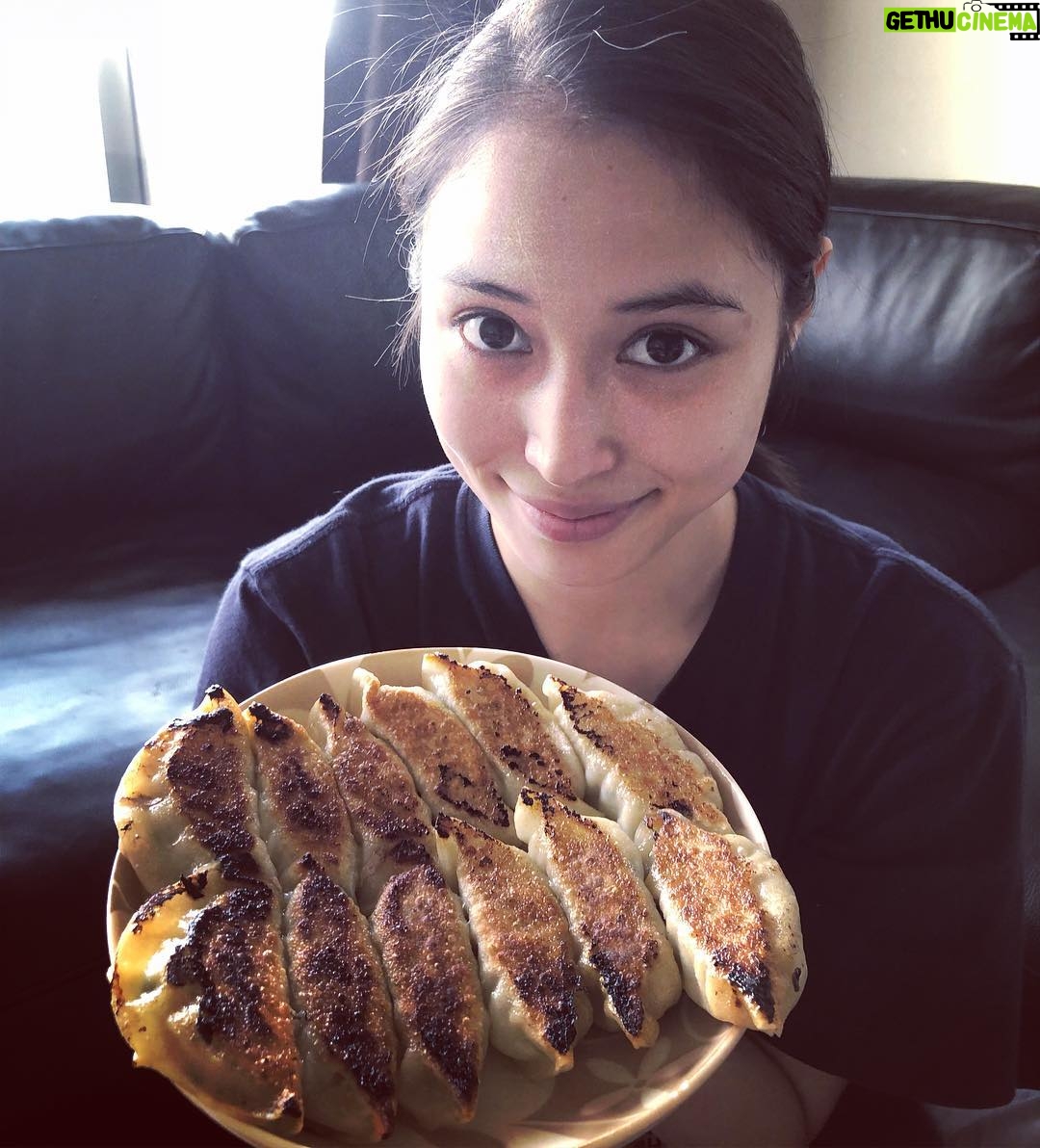Suzu Hirose Instagram - 作ってくれた。おいしい。ありがと。
#餃子のアリス ってつけてって言ってきた。