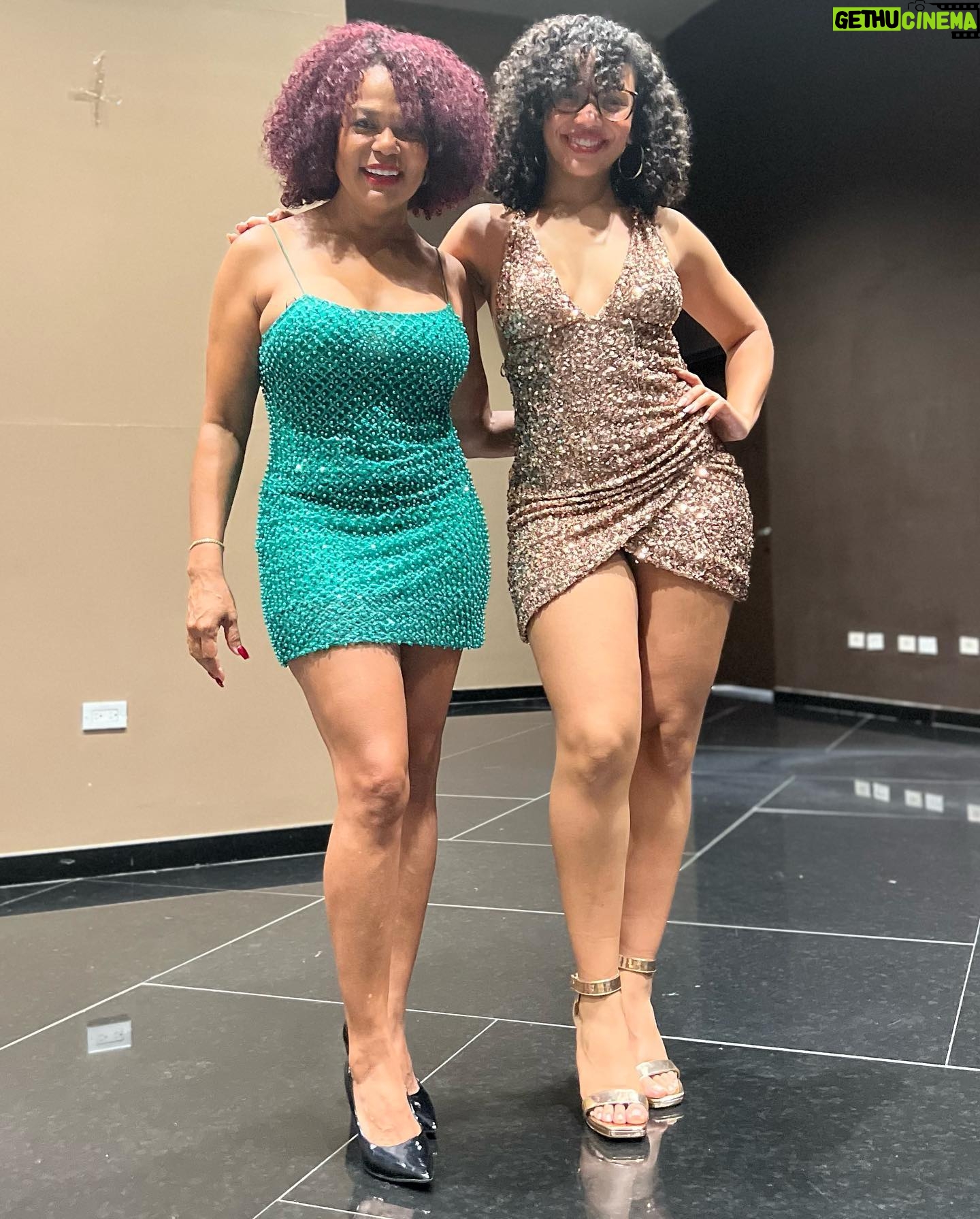 Chelsy García - 67.9K Likes - Ayer en una función especial de @teachermechymovie 😍 con mis niños lindos @zoemartin.lachapell @thepedrooficial 🥰 @cheddyg
Mi hermoso vestido es de @sandy.fashion.usa 🤩