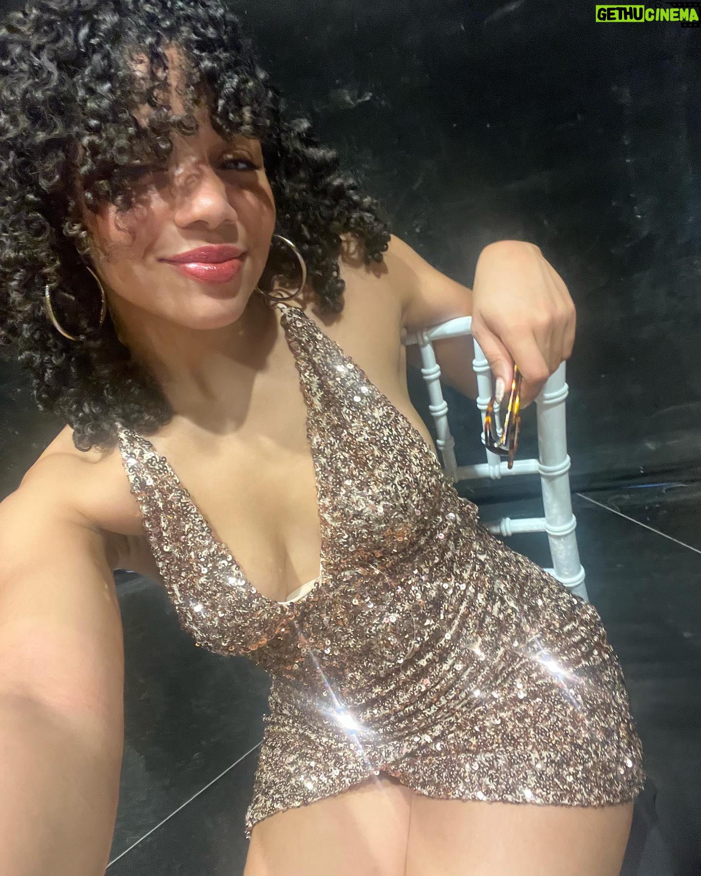 Chelsy García - 67.9K Likes - Ayer en una función especial de @teachermechymovie 😍 con mis niños lindos @zoemartin.lachapell @thepedrooficial 🥰 @cheddyg
Mi hermoso vestido es de @sandy.fashion.usa 🤩