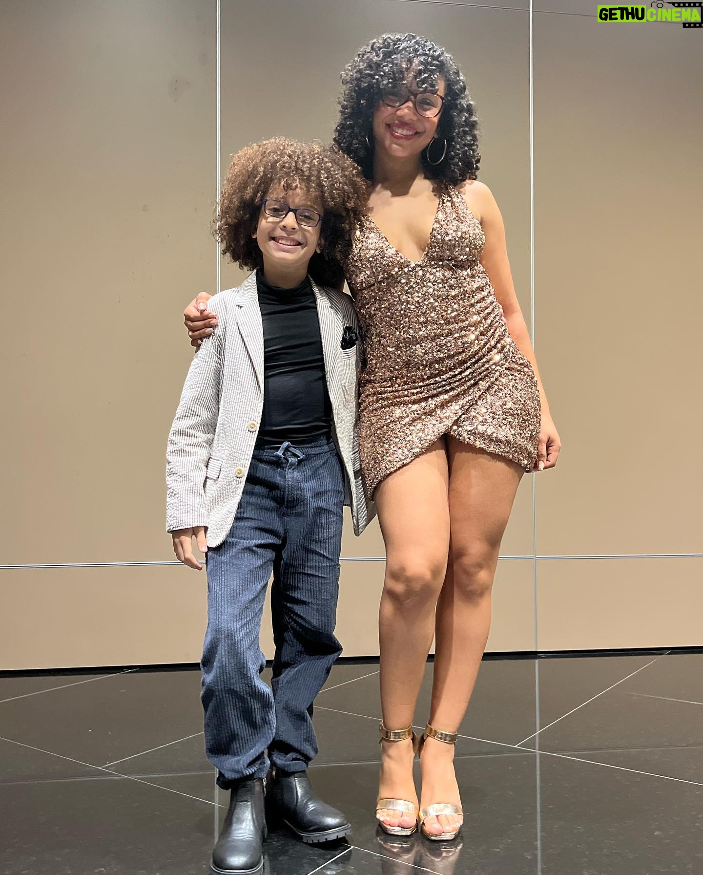 Chelsy García - 67.9K Likes - Ayer en una función especial de @teachermechymovie 😍 con mis niños lindos @zoemartin.lachapell @thepedrooficial 🥰 @cheddyg
Mi hermoso vestido es de @sandy.fashion.usa 🤩