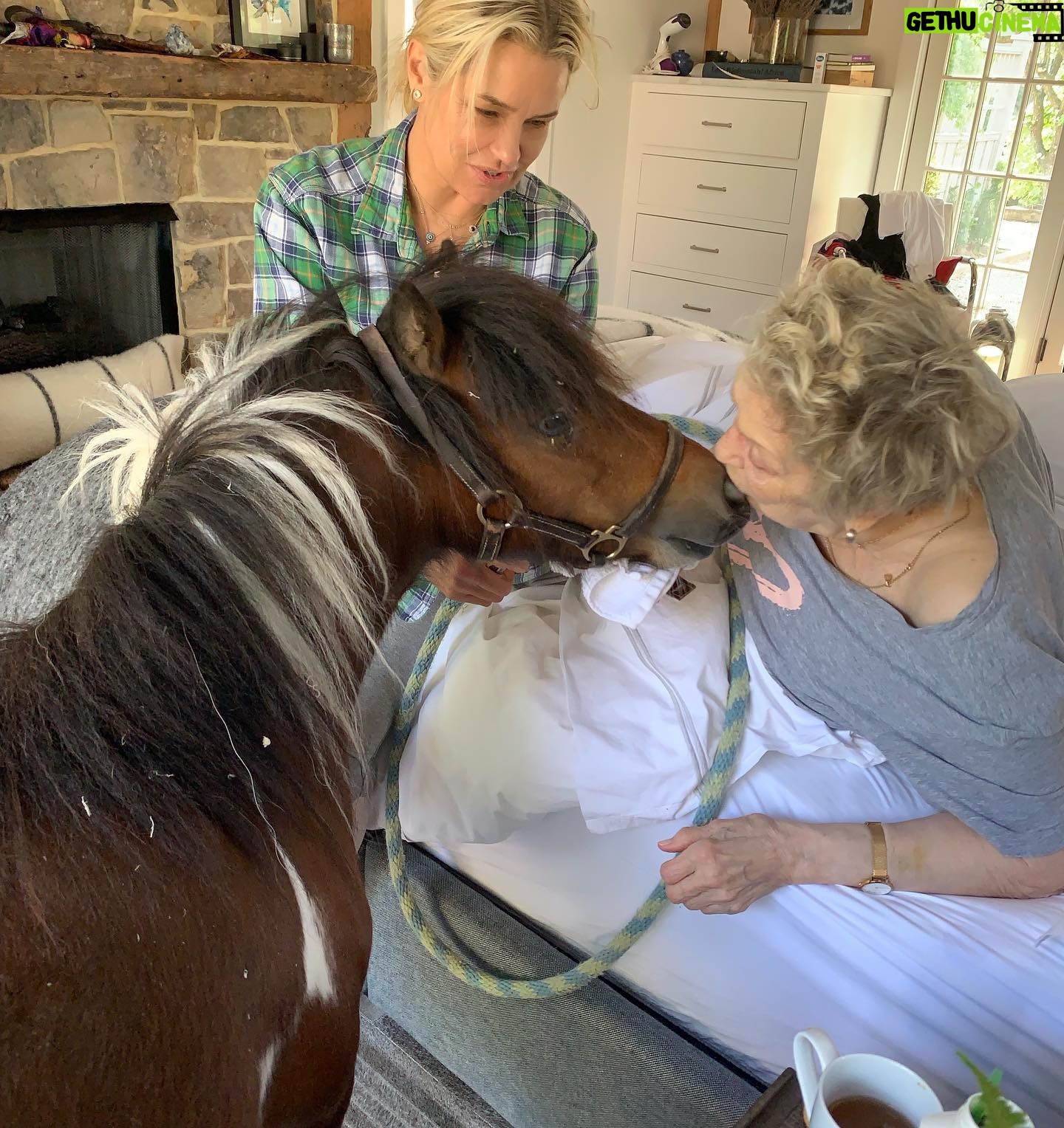 Yolanda Hadid Instagram - ❤️🔥 It’s been hard to go on without your presence in my life,
I miss my barometer, my truthteller, my safespot and anchor of my being…
You are my heart and soul my beautiful mamma, i know your light is shining down on me from heaven.
I deeply honor you today, the day you brought me into the world, the day that will forever be ours.