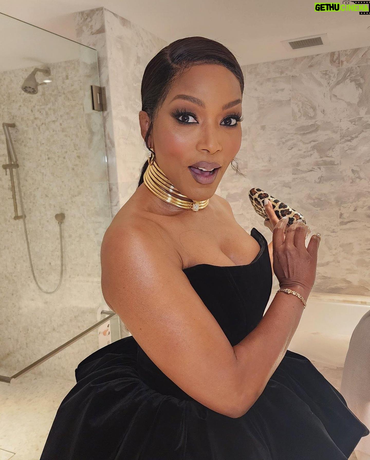 Angela Bassett - 370.2K Likes - CRITICS CHOICE AWARDS 🖤
Stylist: @jlynnstyle18 @thewallgroup
Hair: @hairjunkierandy
Makeup/📸: @dandremichael
Dress: @csiriano
Shoes: @louboutinworld
Jewels: @messikajewelry
Clutch: @judithleiberny
Trainer: @getfitbyrob
#WakandaForever