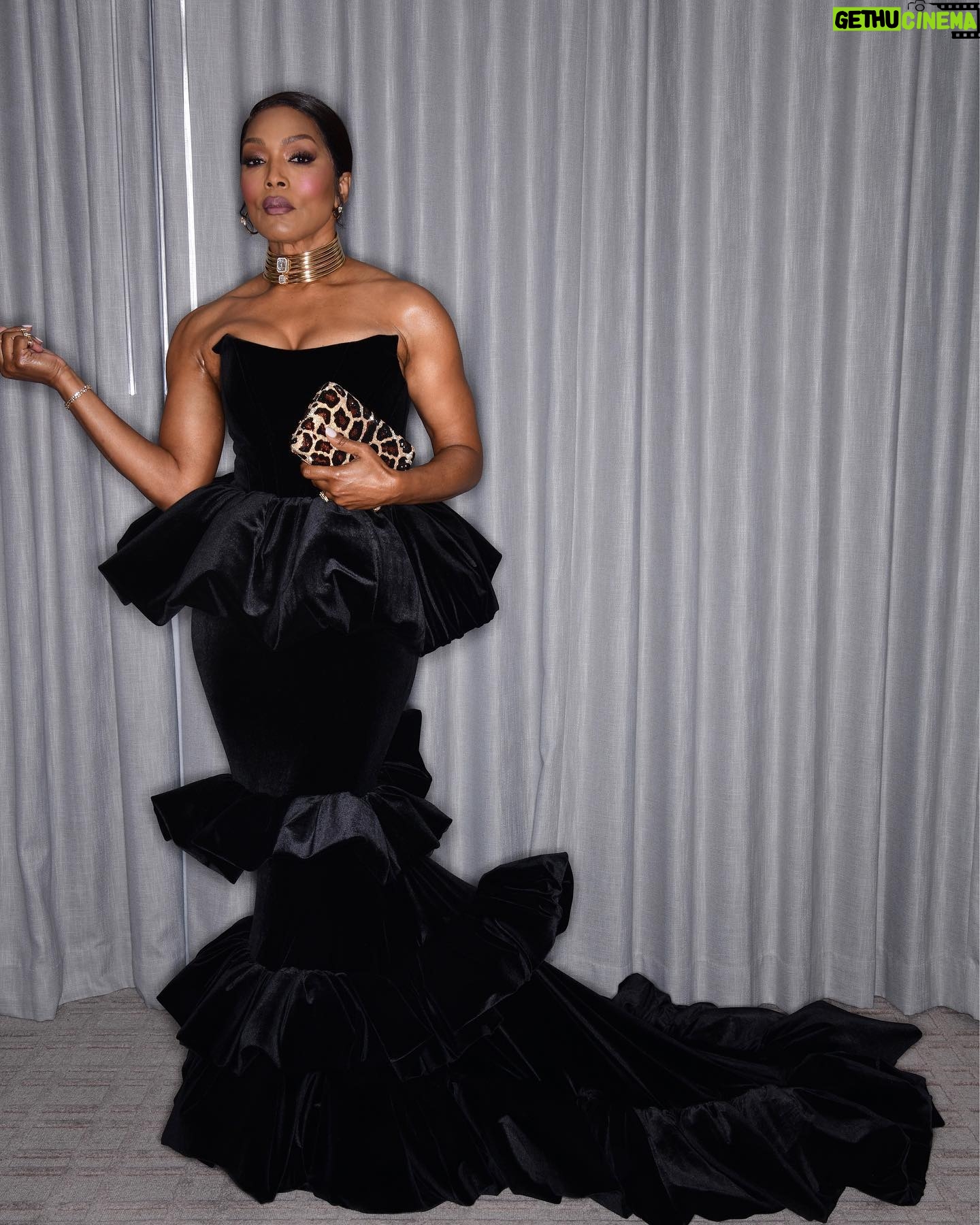 Angela Bassett - 370.2K Likes - CRITICS CHOICE AWARDS 🖤
Stylist: @jlynnstyle18 @thewallgroup
Hair: @hairjunkierandy
Makeup/📸: @dandremichael
Dress: @csiriano
Shoes: @louboutinworld
Jewels: @messikajewelry
Clutch: @judithleiberny
Trainer: @getfitbyrob
#WakandaForever