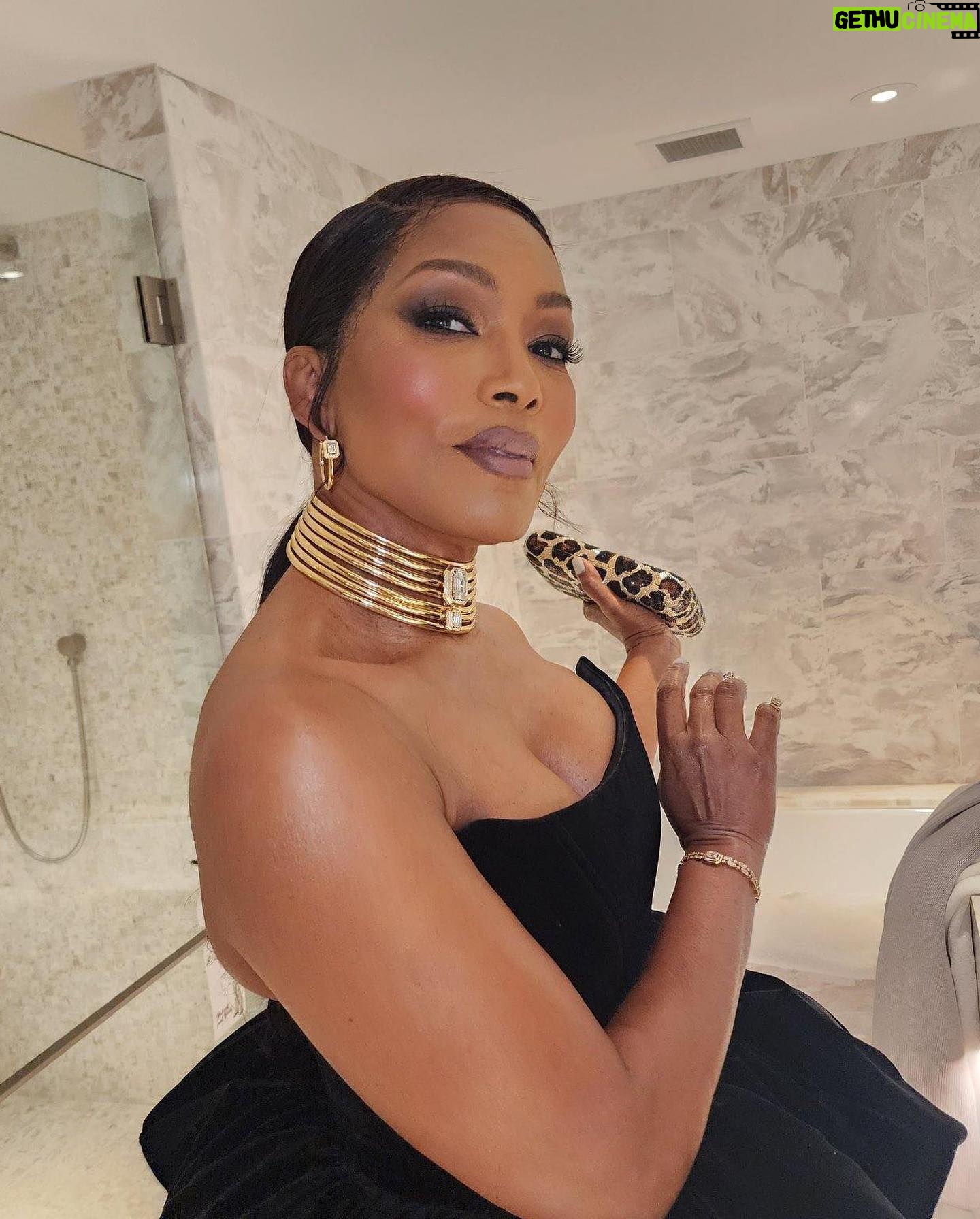 Angela Bassett - 370.2K Likes - CRITICS CHOICE AWARDS 🖤
Stylist: @jlynnstyle18 @thewallgroup
Hair: @hairjunkierandy
Makeup/📸: @dandremichael
Dress: @csiriano
Shoes: @louboutinworld
Jewels: @messikajewelry
Clutch: @judithleiberny
Trainer: @getfitbyrob
#WakandaForever