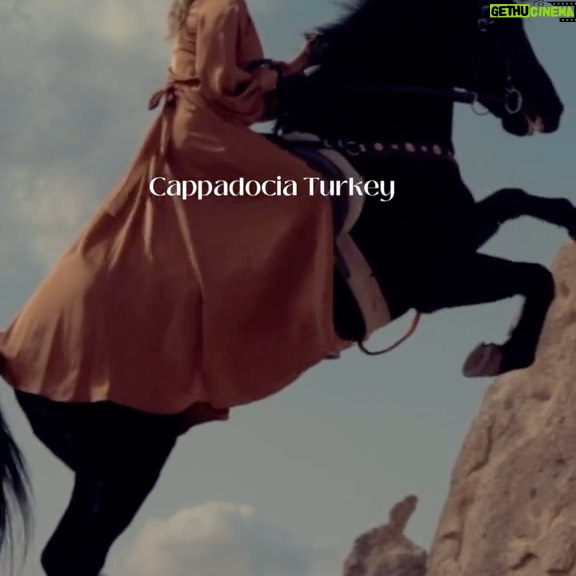 Kinsey Wolanski Instagram - #8 we have Cappadocia Turkey. One of my favorite places in the world, every morning at sunrise 100s of hot balloons rise into the sky! Most hotels have a gorgeous rooftop deck for breakfast to view them if you don’t ride in the balloons.
#cappadocia #travel #turkey #hotairballoon #bucketlist