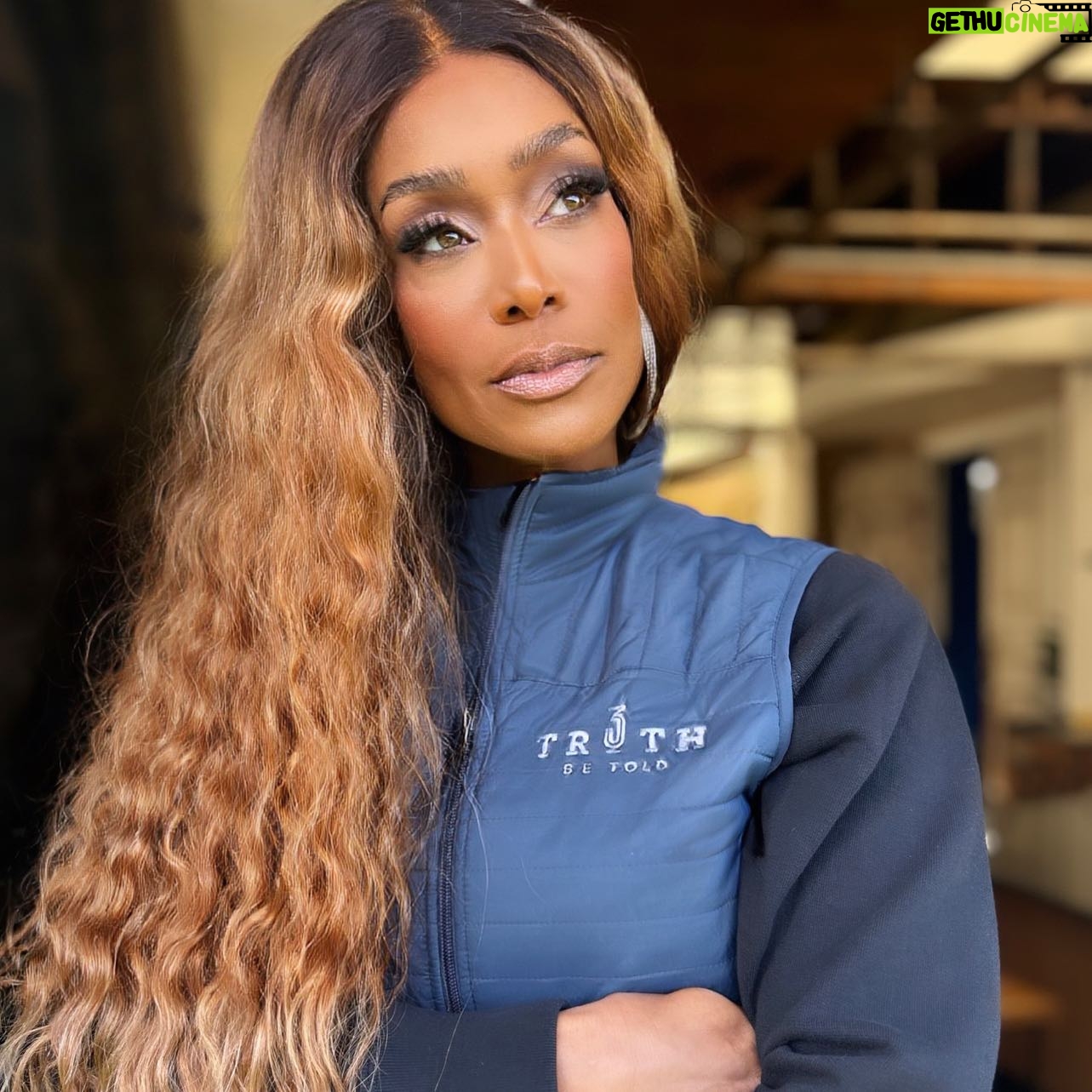 Tami Roman Instagram - Knowing who to trust is only half the battle in the fight for justice. Season 3 of @truthbetold is STREAMING NOW on @AppleTVPlus LINK IN BIO 💛