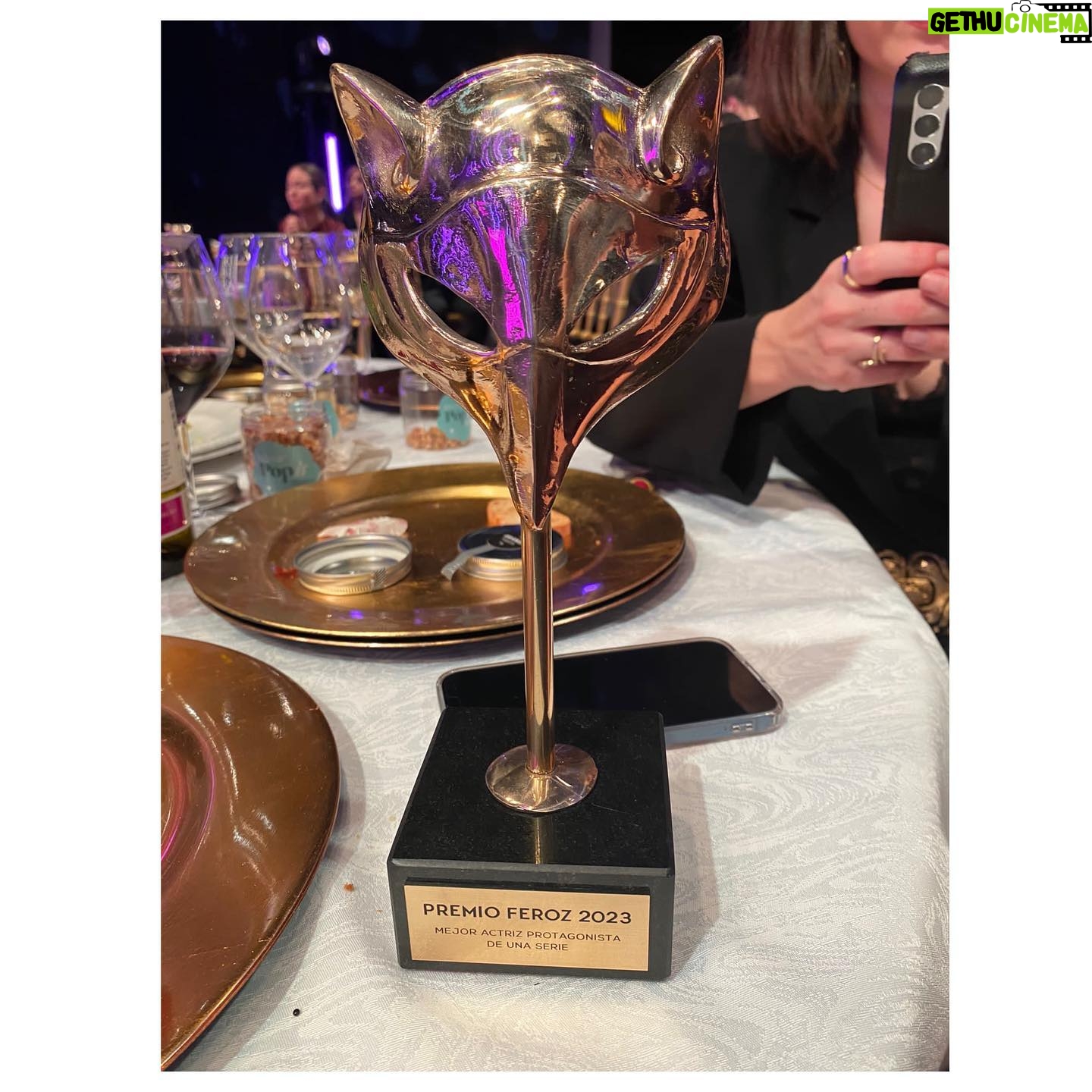 Claudia Salas Instagram - Gracias @premiosferoz por el reconocimiento.
Gracias a TODO el equipo de @larutaserie (el premio sois vosotros).
A mi familia @kuranda_agencia por ya sabéis cuánto.
A @caballofilms y esto no es un agradecimiento, es una realidad; sois unos “distintos” que habéis creado una tribu maravillosa de formas nuevas para contar historias. Ahora sí, gracias por enseñarme vuestro lenguaje.
A @atresplayer por lanzarse al vacío con nosotros.
A la familia que elegí (y tuve la suerte de ser elegida de vuelta). Gracias por salvarme.
A la que me tocó de mano (tremenda suerte de reparto).
A mi mejor amigo, mi compañero, mi hogar sigues siendo tú. A mi padre.
A mi madre, @mariajesussalasballesteros por hacer honor a la palabra “libre” y darme su bandera.
Al amor de mi vida, mi compañera de juegos, mi silencio más cómodo. A ti @carolinacalvo_ todo lo que hago encima de un escenario o delante de una cámara es para que te sientas algún día la mitad de orgullosa de lo que lo estoy yo de ti.
Por supuesto a toda la gente que considera y apoya la cultura. Al cine y al amor infinito con el que nos llena el alma.
Pd: hace años veía esta gala desde el sofá de casa, ahora hay una estatuilla en el mueble donde sigue estando la misma tele.
@josejuan35
@carolinaherrera
@lodishoes
@cristina_salas_ haces magia con pinceles y peines. Eres lo mejor que me ha pasado en la profesión.
@yslbeauty #yslbeauty #makeuplook
Foto: @andresgarlujan qué descubrimiento. Gracias.