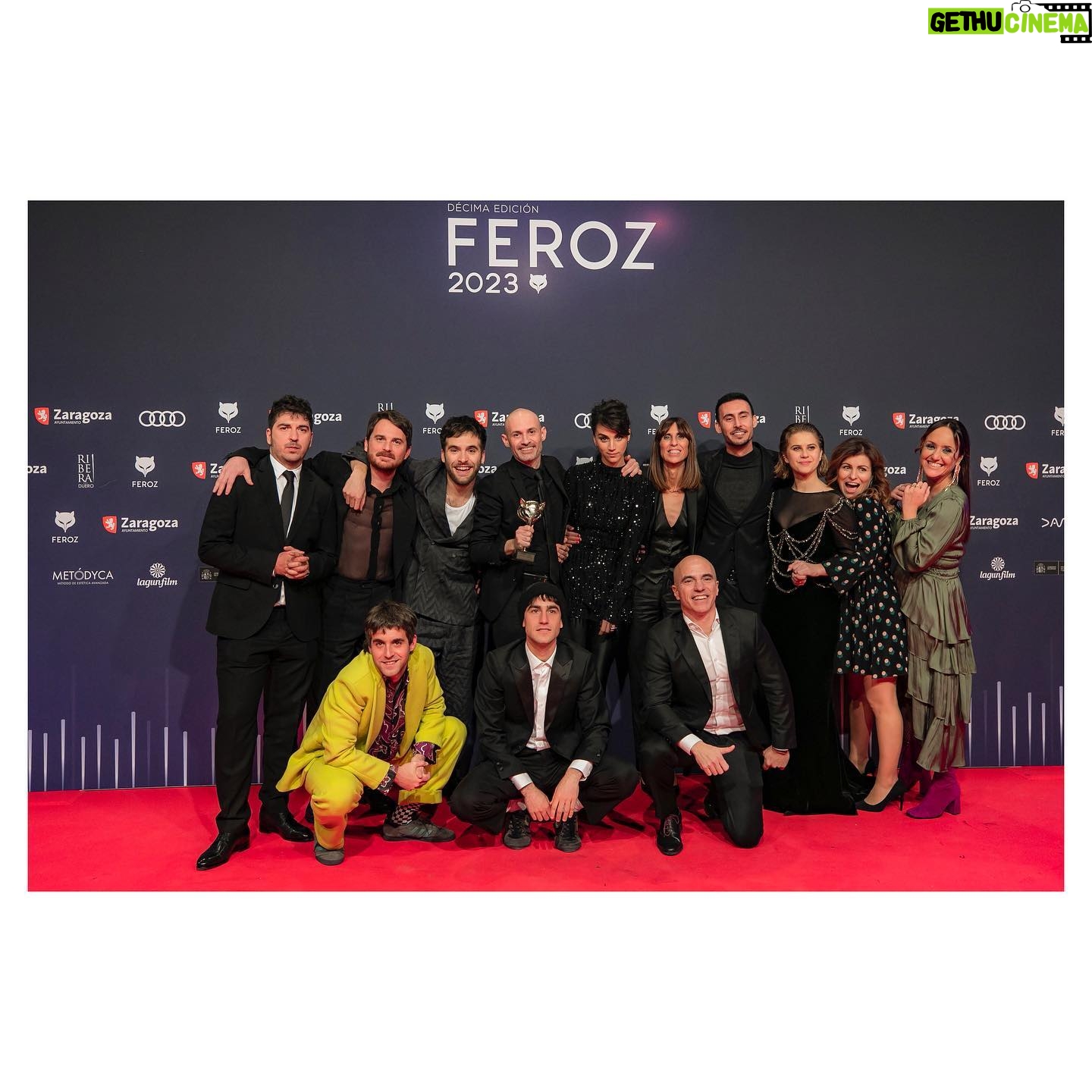 Claudia Salas Instagram - Gracias @premiosferoz por el reconocimiento.
Gracias a TODO el equipo de @larutaserie (el premio sois vosotros).
A mi familia @kuranda_agencia por ya sabéis cuánto.
A @caballofilms y esto no es un agradecimiento, es una realidad; sois unos “distintos” que habéis creado una tribu maravillosa de formas nuevas para contar historias. Ahora sí, gracias por enseñarme vuestro lenguaje.
A @atresplayer por lanzarse al vacío con nosotros.
A la familia que elegí (y tuve la suerte de ser elegida de vuelta). Gracias por salvarme.
A la que me tocó de mano (tremenda suerte de reparto).
A mi mejor amigo, mi compañero, mi hogar sigues siendo tú. A mi padre.
A mi madre, @mariajesussalasballesteros por hacer honor a la palabra “libre” y darme su bandera.
Al amor de mi vida, mi compañera de juegos, mi silencio más cómodo. A ti @carolinacalvo_ todo lo que hago encima de un escenario o delante de una cámara es para que te sientas algún día la mitad de orgullosa de lo que lo estoy yo de ti.
Por supuesto a toda la gente que considera y apoya la cultura. Al cine y al amor infinito con el que nos llena el alma.
Pd: hace años veía esta gala desde el sofá de casa, ahora hay una estatuilla en el mueble donde sigue estando la misma tele.
@josejuan35
@carolinaherrera
@lodishoes
@cristina_salas_ haces magia con pinceles y peines. Eres lo mejor que me ha pasado en la profesión.
@yslbeauty #yslbeauty #makeuplook
Foto: @andresgarlujan qué descubrimiento. Gracias.