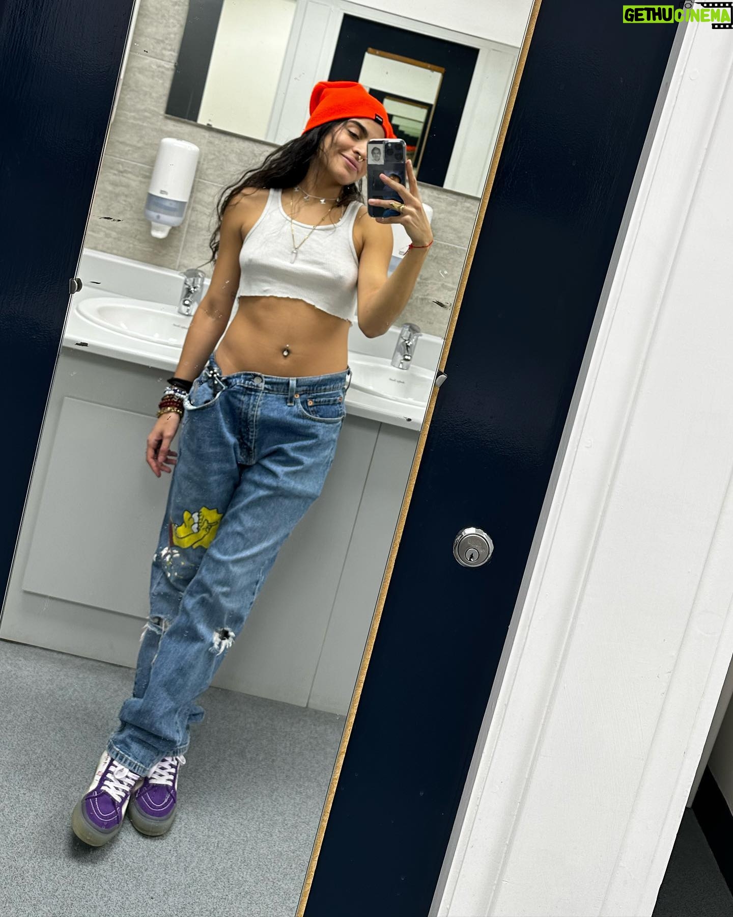 Jessie Reyez Instagram - To feel at home
away from home
is a gift that y’all have given me
anytime I see someone I’ve never met
in a place I’ve never been
sing my life back to me
as if it was their own
Love
in those moments
I am reminded
that I am an illusion
and the only thing real
is the is-ness
And the only thing real
is the spirit that looks at me through your eyes
and the spirit that looks at you through mine
🖤
@pharrisdesigns 📸