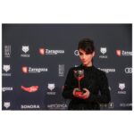 Claudia Salas Instagram - Gracias @premiosferoz por el reconocimiento. 

Gracias a TODO el equipo de @larutaserie (el premio sois vosotros).

A mi familia @kuranda_agencia por ya sabéis cuánto.

A @caballofilms y esto no es un agradecimiento, es una realidad; sois unos “distintos” que habéis creado una tribu maravillosa de formas nuevas para contar historias. Ahora sí, gracias por enseñarme vuestro lenguaje.

A @atresplayer por lanzarse al vacío con nosotros.

A la familia que elegí (y tuve la suerte de ser elegida de vuelta). Gracias por salvarme.

A la que me tocó de mano (tremenda suerte de reparto).

A mi mejor amigo, mi compañero, mi hogar sigues siendo tú. A mi padre.

A mi madre, @mariajesussalasballesteros por hacer honor a la palabra “libre” y darme su bandera.

Al amor de mi vida, mi compañera de juegos, mi silencio más cómodo. A ti @carolinacalvo_ todo lo que hago encima de un escenario o delante de una cámara es para que te sientas algún día la mitad de orgullosa de lo que lo estoy yo de ti.

Por supuesto a toda la gente que considera y apoya la cultura. Al cine y al amor infinito con el que nos llena el alma.

Pd: hace años veía esta gala desde el sofá de casa, ahora hay una estatuilla en el mueble donde sigue estando la misma tele.

@josejuan35 
@carolinaherrera 
@lodishoes 

@cristina_salas_ haces magia con pinceles y peines. Eres lo mejor que me ha pasado en la profesión.

@yslbeauty #yslbeauty #makeuplook 

Foto: @andresgarlujan qué descubrimiento. Gracias.
