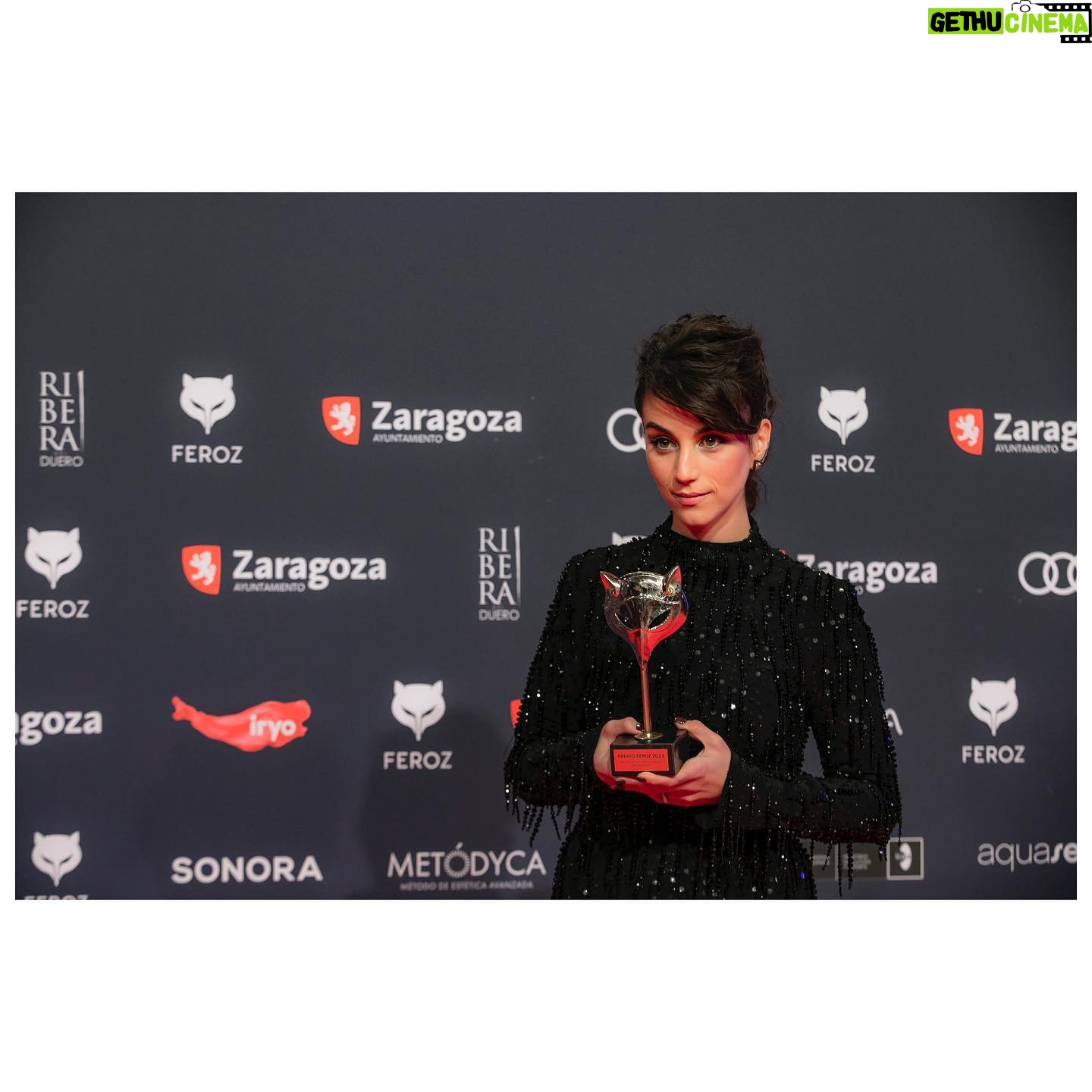 Claudia Salas Instagram - Gracias @premiosferoz por el reconocimiento.
Gracias a TODO el equipo de @larutaserie (el premio sois vosotros).
A mi familia @kuranda_agencia por ya sabéis cuánto.
A @caballofilms y esto no es un agradecimiento, es una realidad; sois unos “distintos” que habéis creado una tribu maravillosa de formas nuevas para contar historias. Ahora sí, gracias por enseñarme vuestro lenguaje.
A @atresplayer por lanzarse al vacío con nosotros.
A la familia que elegí (y tuve la suerte de ser elegida de vuelta). Gracias por salvarme.
A la que me tocó de mano (tremenda suerte de reparto).
A mi mejor amigo, mi compañero, mi hogar sigues siendo tú. A mi padre.
A mi madre, @mariajesussalasballesteros por hacer honor a la palabra “libre” y darme su bandera.
Al amor de mi vida, mi compañera de juegos, mi silencio más cómodo. A ti @carolinacalvo_ todo lo que hago encima de un escenario o delante de una cámara es para que te sientas algún día la mitad de orgullosa de lo que lo estoy yo de ti.
Por supuesto a toda la gente que considera y apoya la cultura. Al cine y al amor infinito con el que nos llena el alma.
Pd: hace años veía esta gala desde el sofá de casa, ahora hay una estatuilla en el mueble donde sigue estando la misma tele.
@josejuan35
@carolinaherrera
@lodishoes
@cristina_salas_ haces magia con pinceles y peines. Eres lo mejor que me ha pasado en la profesión.
@yslbeauty #yslbeauty #makeuplook
Foto: @andresgarlujan qué descubrimiento. Gracias.