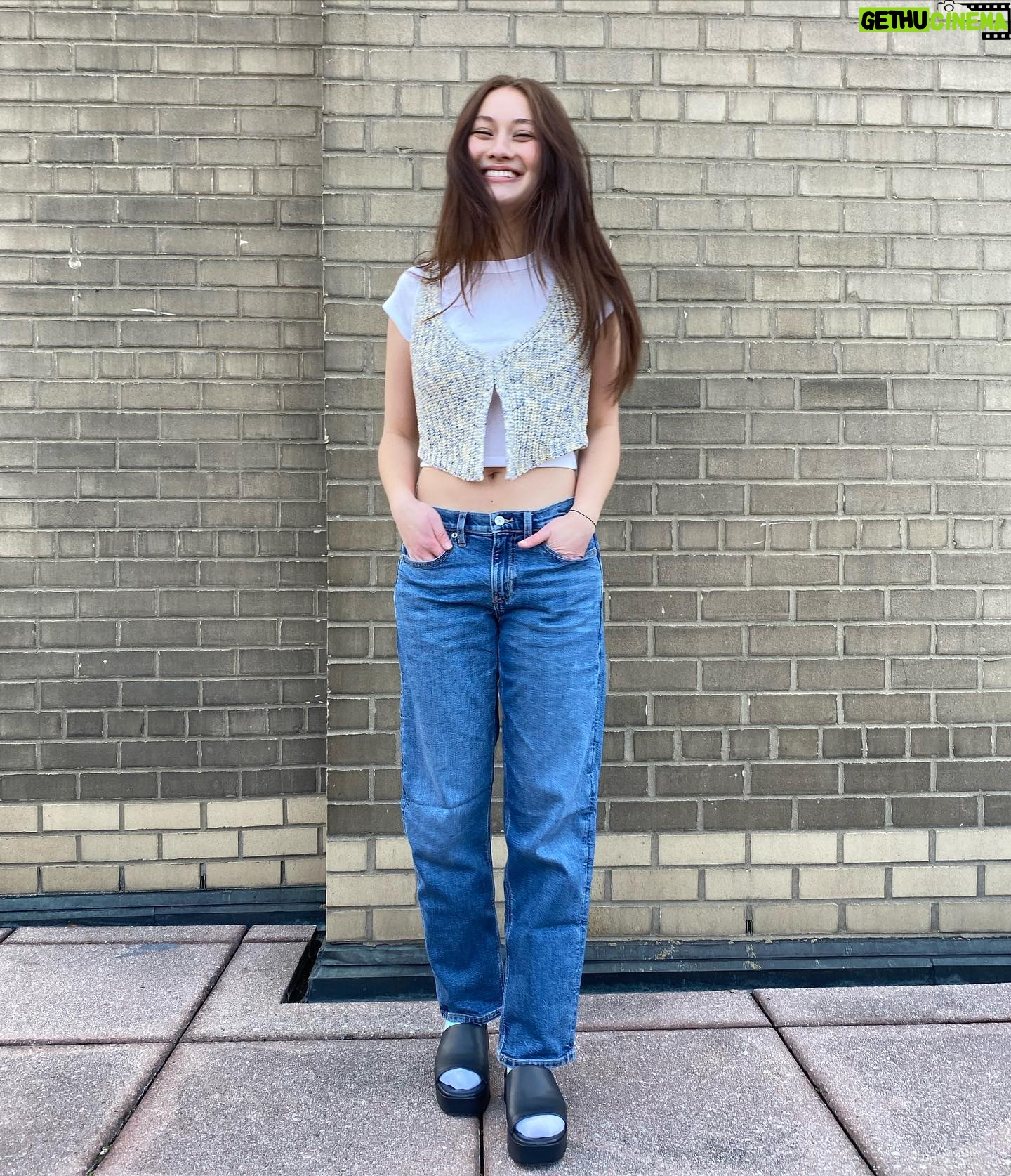 Lola Tung Instagram - Head to toe in the latest @americaneagle 💙 #AEpartner #AEjeans