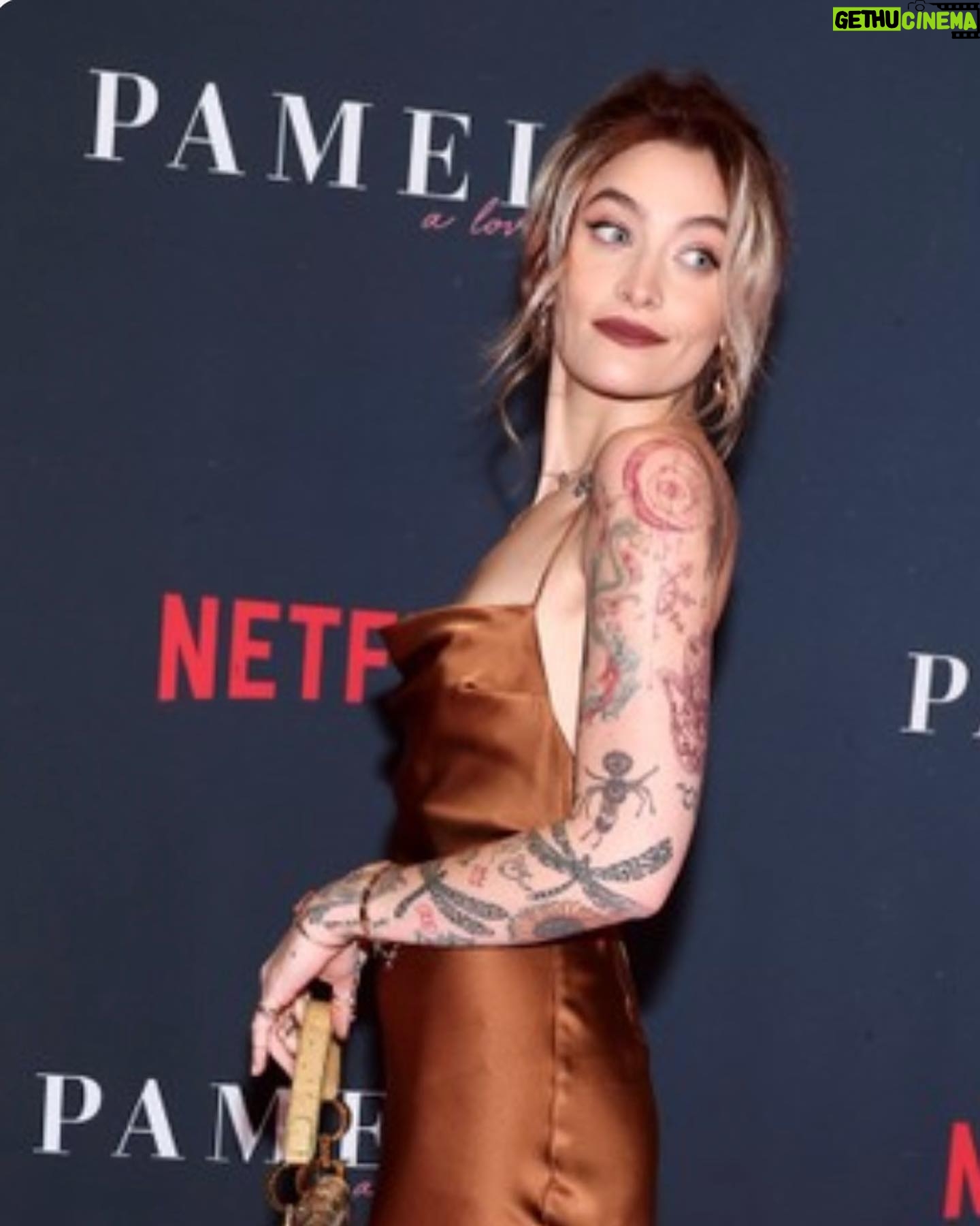 Paris Jackson Instagram - @netflix
dress @ser.o.ya @fwrd
shoes @stuartweitzman
jewelry @jacquieaiche @dior @bulgari @cartier
jacket @laurenceandchico
bag @dior
styling @daniandemmastyle
@brandonthomaslee
makeup @paulyblanch
@ninezeroone @nikkilee901 @riawna