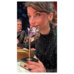 Claudia Salas Instagram - Gracias @premiosferoz por el reconocimiento. 

Gracias a TODO el equipo de @larutaserie (el premio sois vosotros).

A mi familia @kuranda_agencia por ya sabéis cuánto.

A @caballofilms y esto no es un agradecimiento, es una realidad; sois unos “distintos” que habéis creado una tribu maravillosa de formas nuevas para contar historias. Ahora sí, gracias por enseñarme vuestro lenguaje.

A @atresplayer por lanzarse al vacío con nosotros.

A la familia que elegí (y tuve la suerte de ser elegida de vuelta). Gracias por salvarme.

A la que me tocó de mano (tremenda suerte de reparto).

A mi mejor amigo, mi compañero, mi hogar sigues siendo tú. A mi padre.

A mi madre, @mariajesussalasballesteros por hacer honor a la palabra “libre” y darme su bandera.

Al amor de mi vida, mi compañera de juegos, mi silencio más cómodo. A ti @carolinacalvo_ todo lo que hago encima de un escenario o delante de una cámara es para que te sientas algún día la mitad de orgullosa de lo que lo estoy yo de ti.

Por supuesto a toda la gente que considera y apoya la cultura. Al cine y al amor infinito con el que nos llena el alma.

Pd: hace años veía esta gala desde el sofá de casa, ahora hay una estatuilla en el mueble donde sigue estando la misma tele.

@josejuan35 
@carolinaherrera 
@lodishoes 

@cristina_salas_ haces magia con pinceles y peines. Eres lo mejor que me ha pasado en la profesión.

@yslbeauty #yslbeauty #makeuplook 

Foto: @andresgarlujan qué descubrimiento. Gracias.