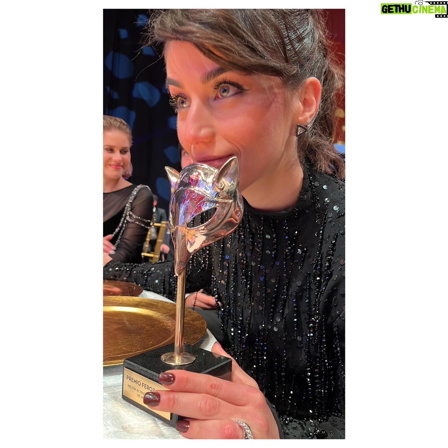 Claudia Salas Instagram - Gracias @premiosferoz por el reconocimiento.
Gracias a TODO el equipo de @larutaserie (el premio sois vosotros).
A mi familia @kuranda_agencia por ya sabéis cuánto.
A @caballofilms y esto no es un agradecimiento, es una realidad; sois unos “distintos” que habéis creado una tribu maravillosa de formas nuevas para contar historias. Ahora sí, gracias por enseñarme vuestro lenguaje.
A @atresplayer por lanzarse al vacío con nosotros.
A la familia que elegí (y tuve la suerte de ser elegida de vuelta). Gracias por salvarme.
A la que me tocó de mano (tremenda suerte de reparto).
A mi mejor amigo, mi compañero, mi hogar sigues siendo tú. A mi padre.
A mi madre, @mariajesussalasballesteros por hacer honor a la palabra “libre” y darme su bandera.
Al amor de mi vida, mi compañera de juegos, mi silencio más cómodo. A ti @carolinacalvo_ todo lo que hago encima de un escenario o delante de una cámara es para que te sientas algún día la mitad de orgullosa de lo que lo estoy yo de ti.
Por supuesto a toda la gente que considera y apoya la cultura. Al cine y al amor infinito con el que nos llena el alma.
Pd: hace años veía esta gala desde el sofá de casa, ahora hay una estatuilla en el mueble donde sigue estando la misma tele.
@josejuan35
@carolinaherrera
@lodishoes
@cristina_salas_ haces magia con pinceles y peines. Eres lo mejor que me ha pasado en la profesión.
@yslbeauty #yslbeauty #makeuplook
Foto: @andresgarlujan qué descubrimiento. Gracias.