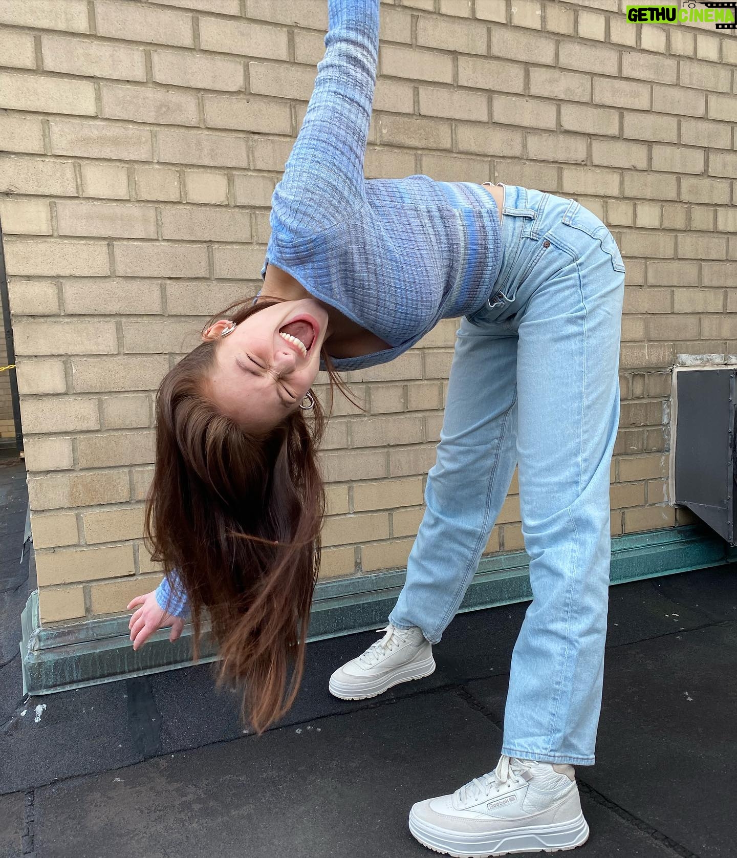 Lola Tung Instagram - Head to toe in the latest @americaneagle 💙 #AEpartner #AEjeans