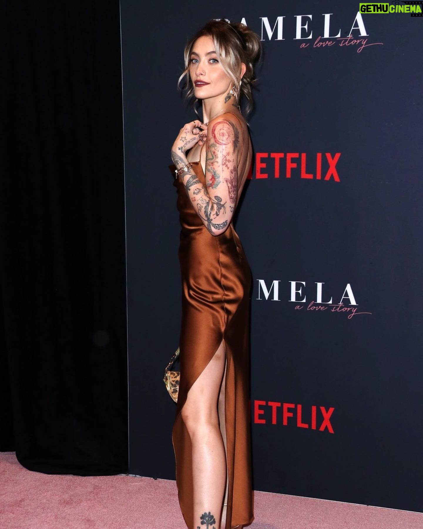 Paris Jackson Instagram - @netflix
dress @ser.o.ya @fwrd
shoes @stuartweitzman
jewelry @jacquieaiche @dior @bulgari @cartier
jacket @laurenceandchico
bag @dior
styling @daniandemmastyle
@brandonthomaslee
makeup @paulyblanch
@ninezeroone @nikkilee901 @riawna
