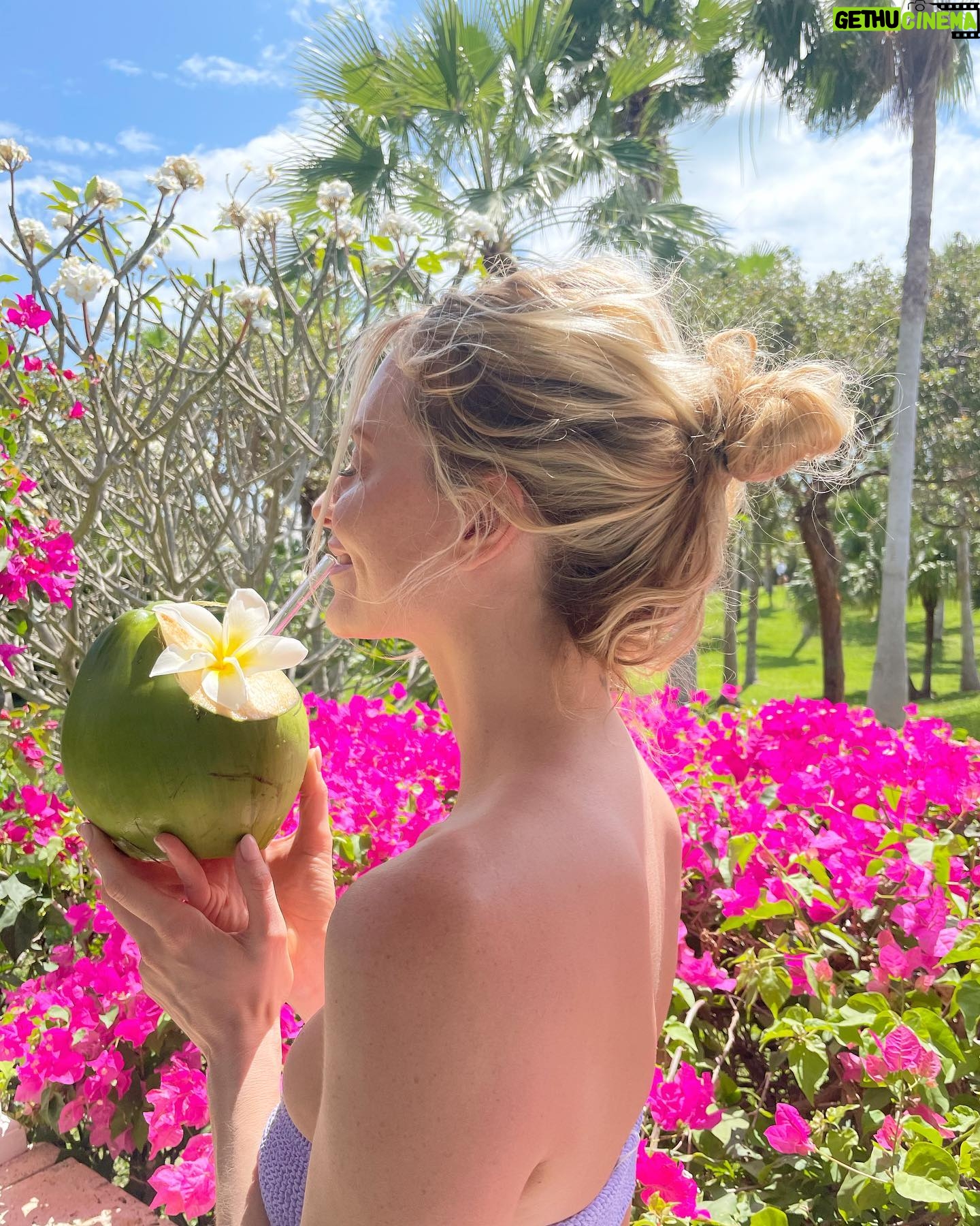 Poppy Delevingne Instagram - A lil slice of heaven 🌺