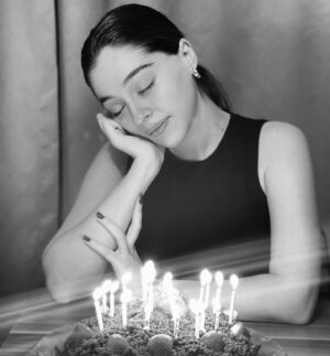 Cemre Baysel Instagram - 5Şubat..
Hoşça kal 23. Çok güzeldin. Artık vedadır:) Yaşattığın, kattığın her şey için minnettarım. Yolumdaki tüm güzellikler, gelip , gidenler, kalanlar.. iyi ki var oldunuz.. 
vee 24 :) her şeyinle kabulüm. Her An’ı yaşamaya hazırım. Hadi.. 🌹