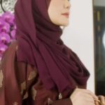 Erra Fazira Instagram - *Fesyen Produk Dari Benang Serat Nanas*

Kali ini saya mengayakan baju kurung dan kebaya eksklusif, yang bukan biasa-biasa tetapi cukup istimewa kerana baju ini diperbuat daripada benang serat nanas”

Ia dihasilkan oleh Lembaga Perindustrian Nanas Malaysia bagi memberi nilai tambah kepada tanaman nanas serta memanafaatkan sumber hasilan dari pokok nanas.”

“Selain dijadikan kain fabrik yang menawan, benang serat nanas juga dapat digunakan untuk penghasilan produk tekstil yang berkualiti dan cantik seperti tas tangan, tali leher, songkok serta motif songket bagi mengantikan benang emas.”

Layari www.mpib.gov.my untuk mengetahui maklumat lanjut mengenai industri nanas negara
 
#lpnm
#nanaspower
#benangnanas
#inovasi
@nanas_lpnm
