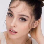Cemre Baysel Instagram - 3lü etki✨ 
Göz-Far, Dudak-Ruj, Yanak-Allık ve final pürüssüz parlaklığı ile cildinizi yeni bir boyuta taşıyan eşsiz şekillendirici ürün ile doğal ışıltılık! #kendiniyansıt @newwellmakeup